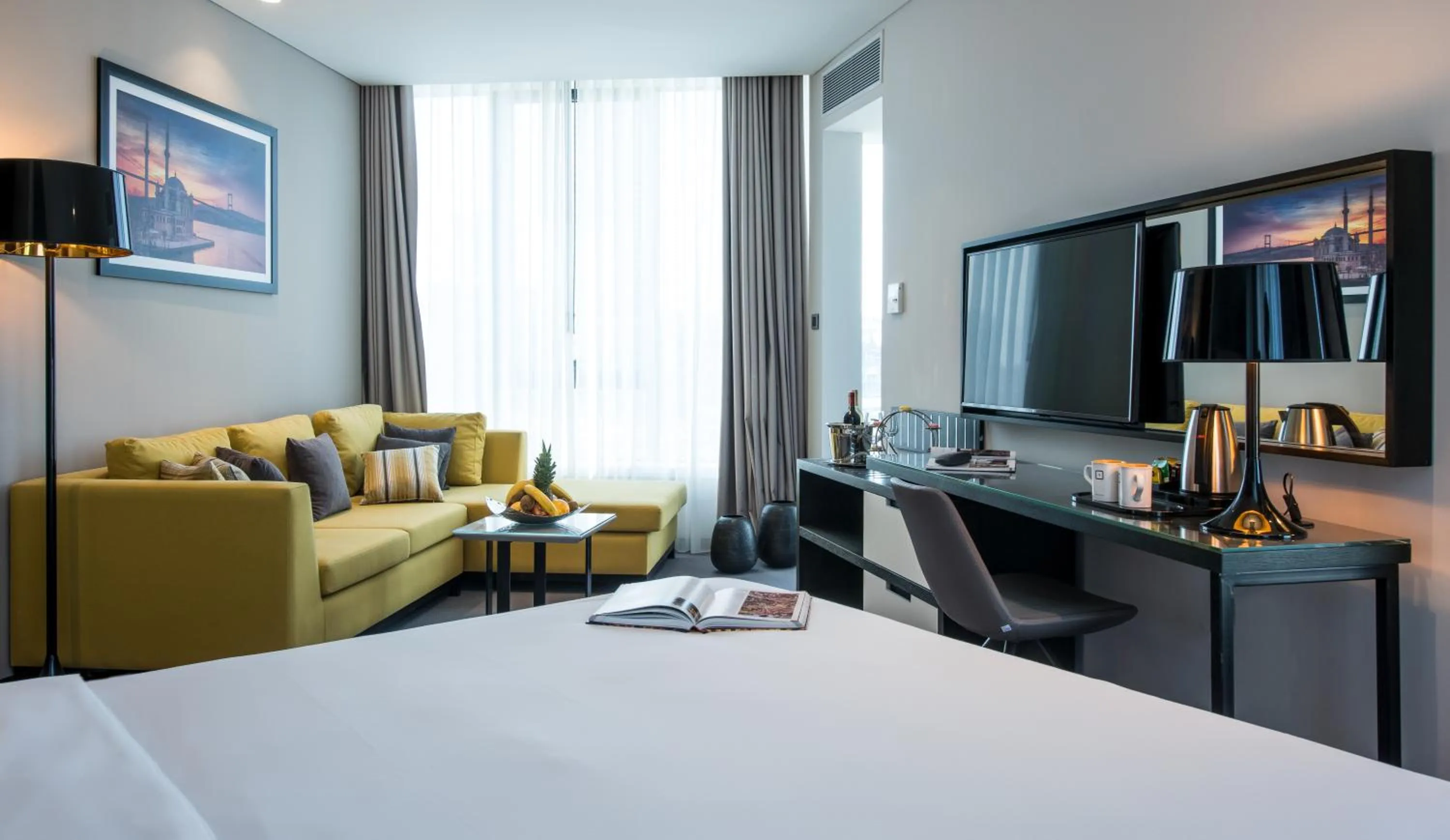 TV and multimedia, Bed in Centro Westside by Rotana