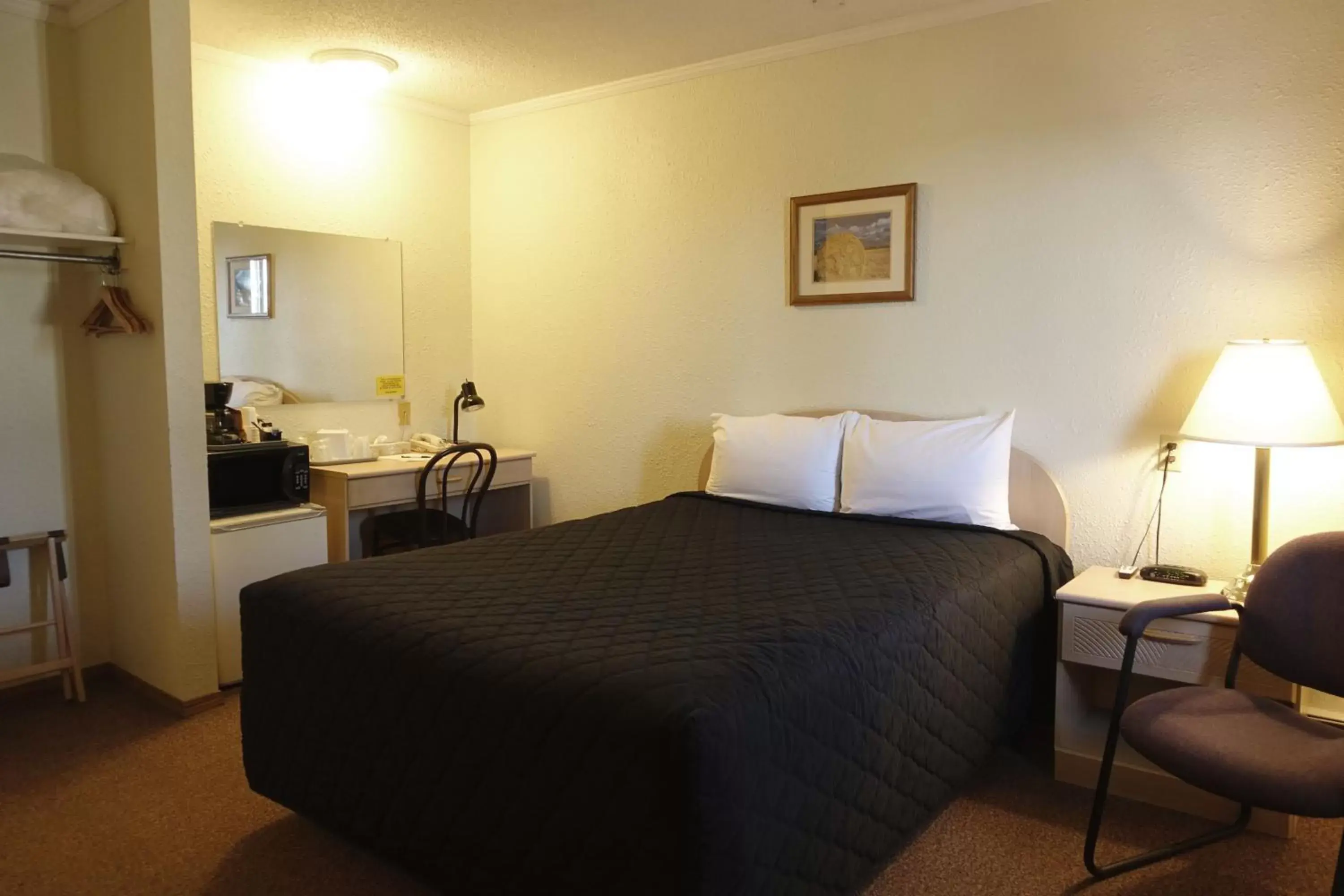 Bedroom, Bed in Armada Inn Motel