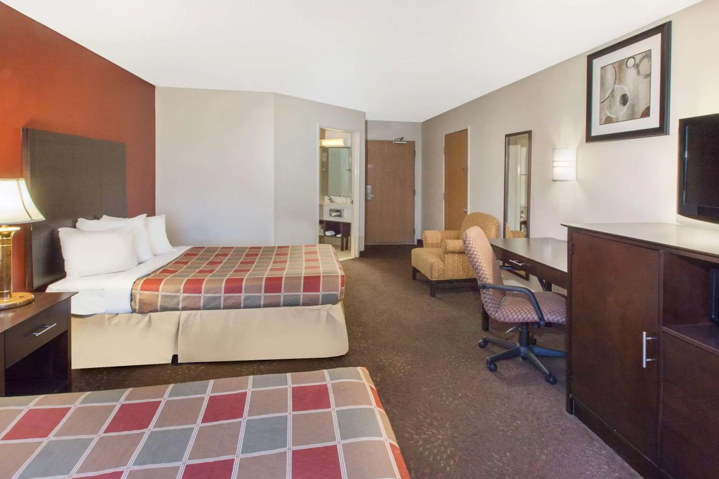 Photo of the whole room in Travelodge by Wyndham Romulus Detroit Airport
