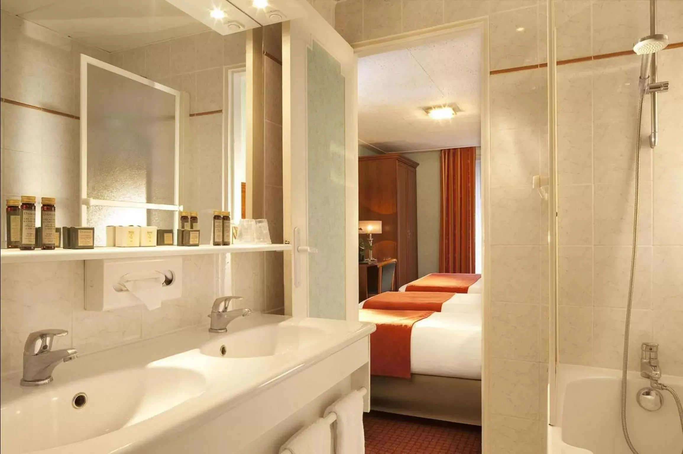 Bathroom in Hotel Terminus Lyon