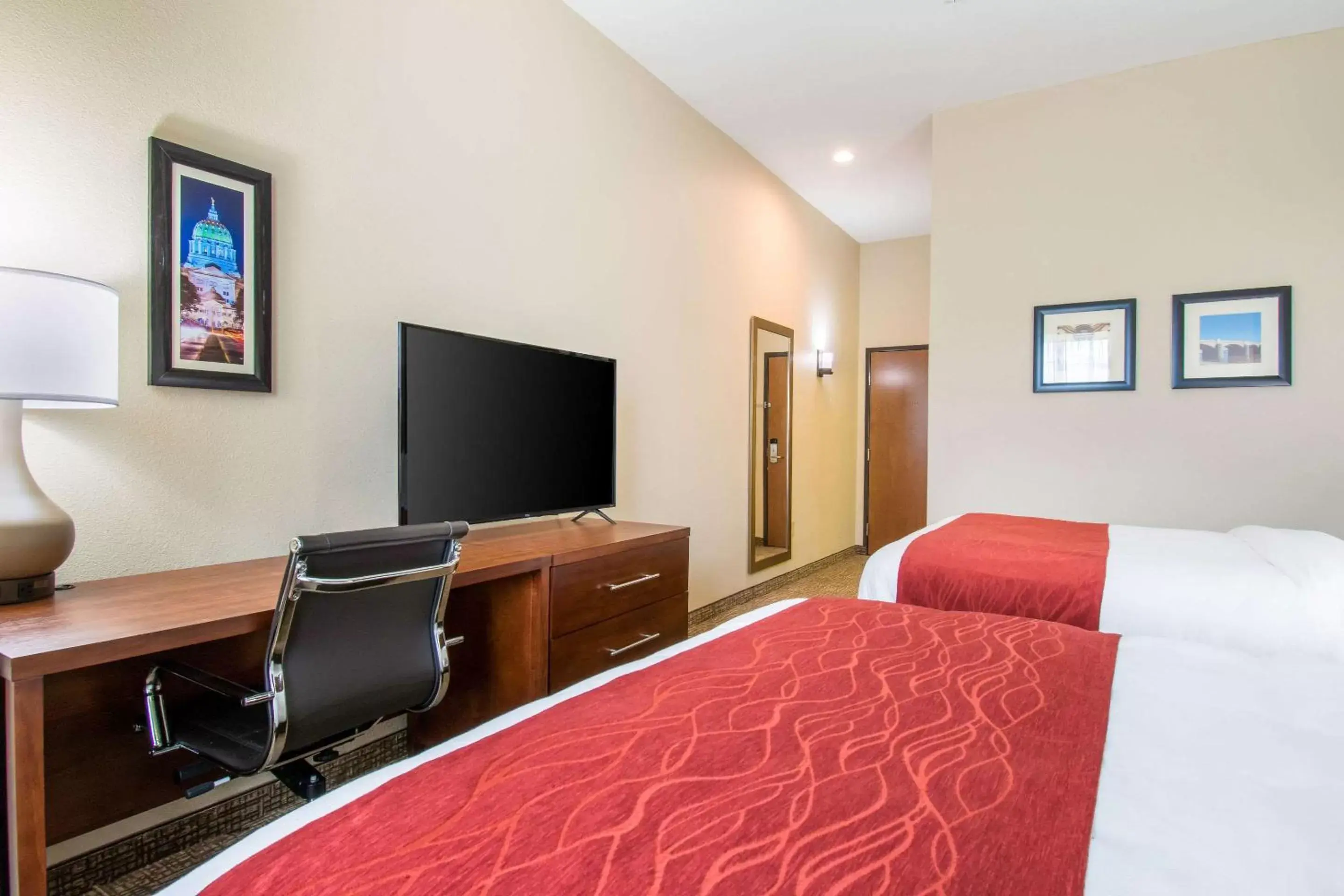 Photo of the whole room, TV/Entertainment Center in Comfort Inn & Suites Harrisburg - Hershey West