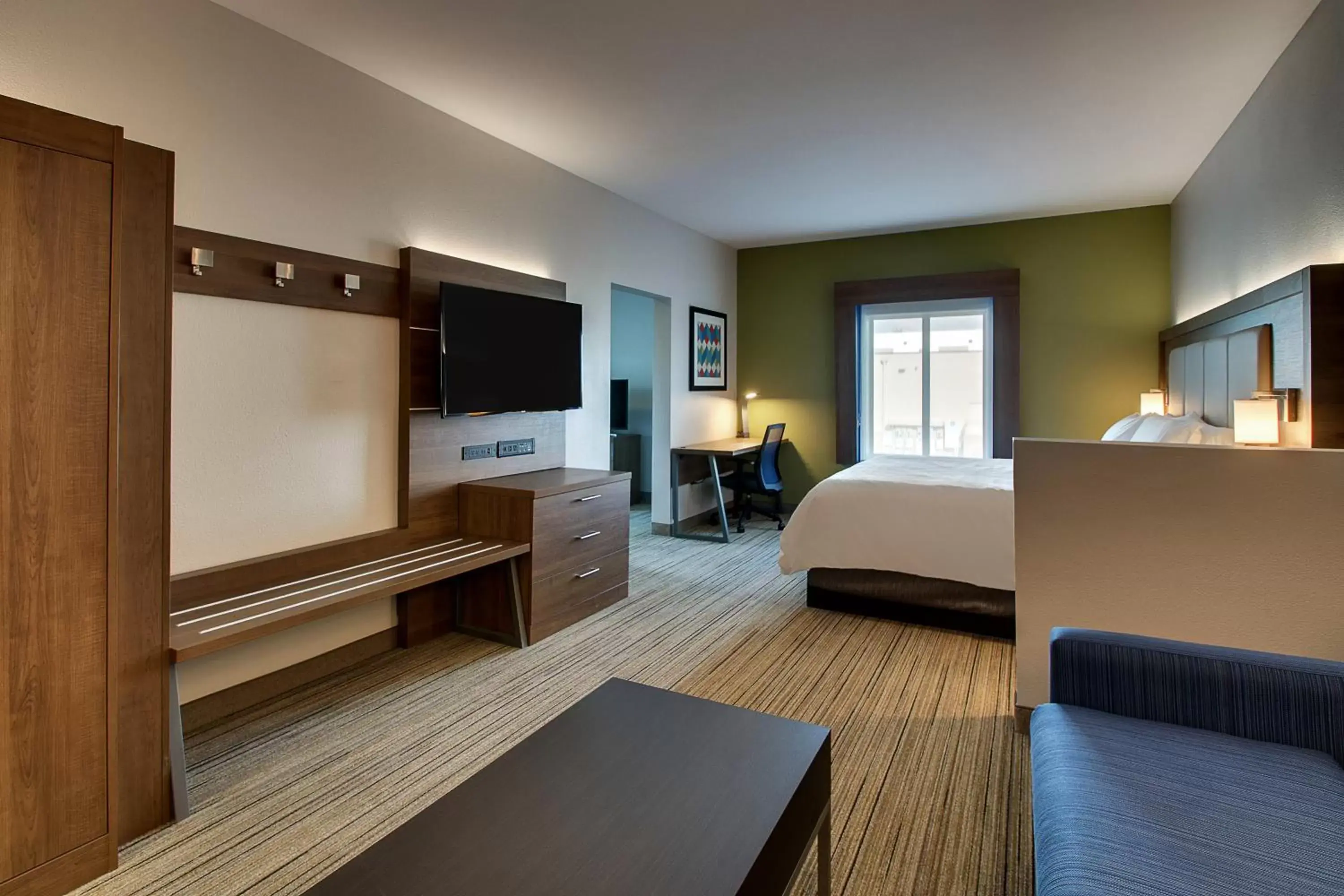 TV and multimedia, Bed in Holiday Inn Express Hotel & Suites Austell Powder Springs by IHG TV and multimedia, Bed in Holiday Inn Express Hotel & Suites Austell Powder Springs by IHG