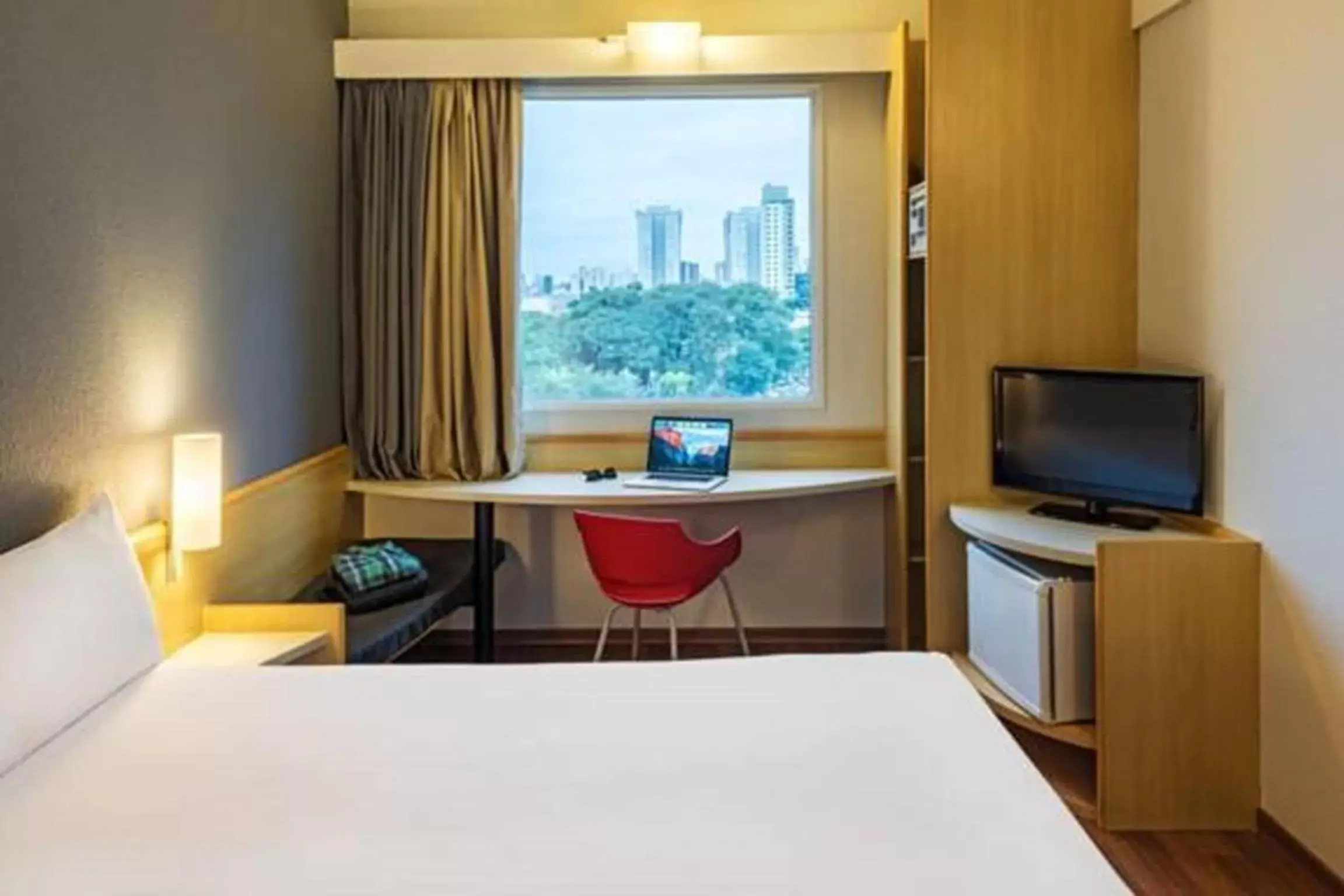 Communal lounge/ TV room, Bed in ibis Santo Andre