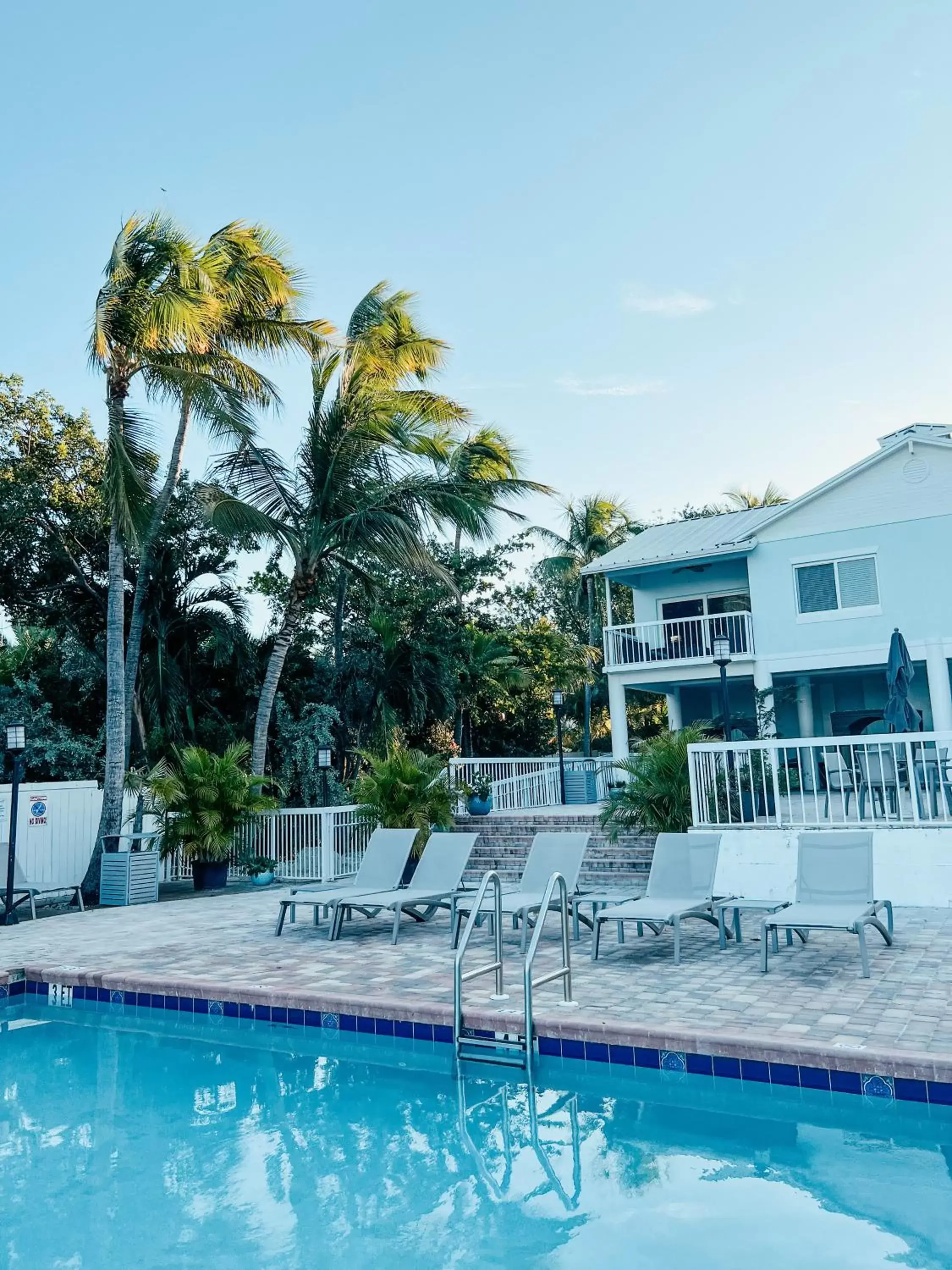 Property building, Swimming Pool in Bayside Inn Key Largo