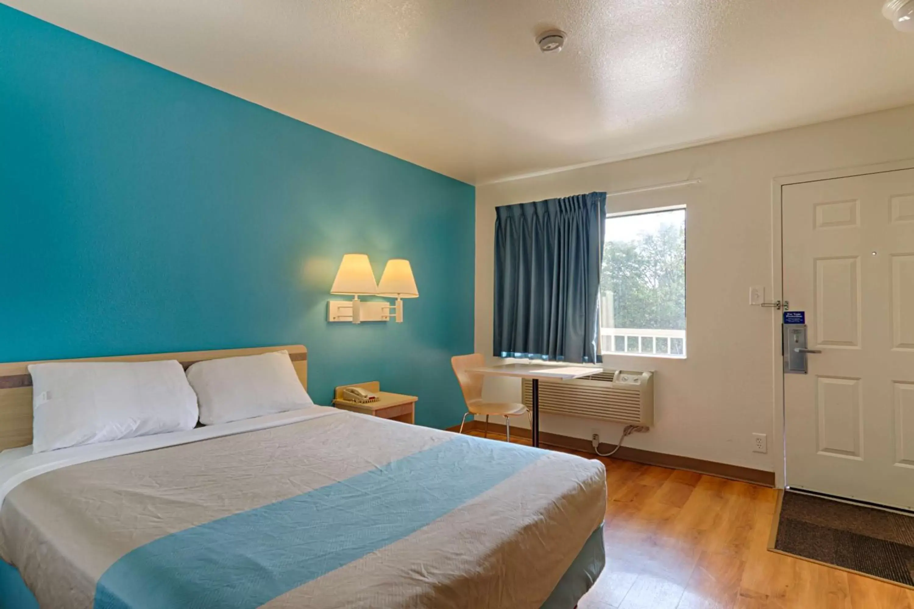 Bedroom, Bed in Motel 6-Laurel, DC - Washington Northeast