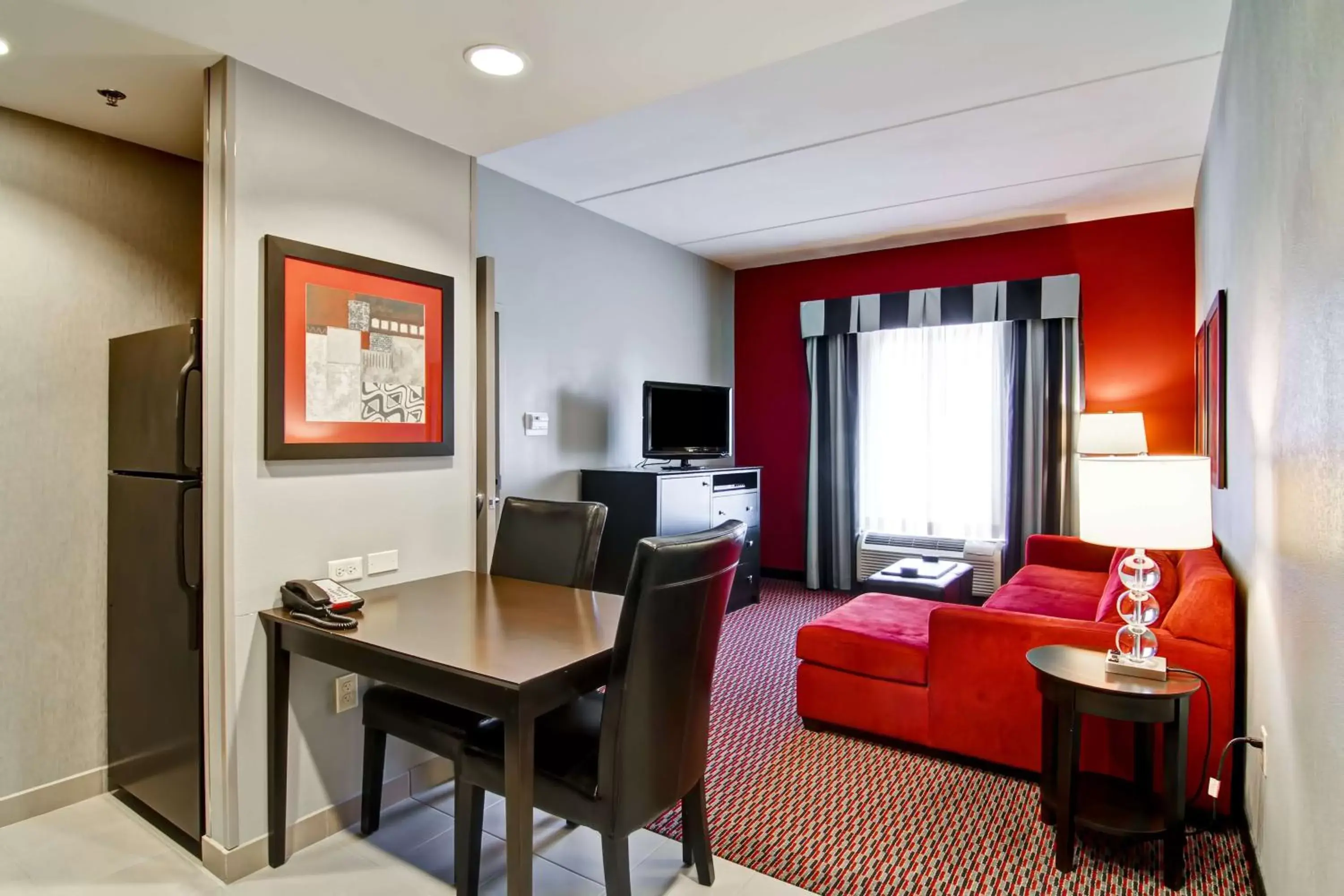 Bedroom, TV/Entertainment Center in Homewood Suites by Hilton Leesburg