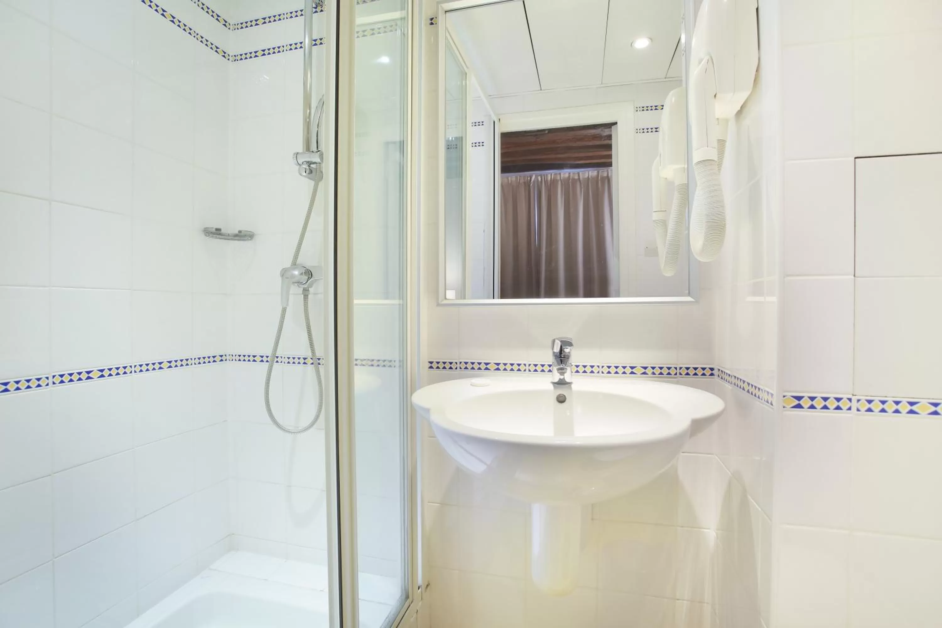 Shower in Hotel Lautrec Opera