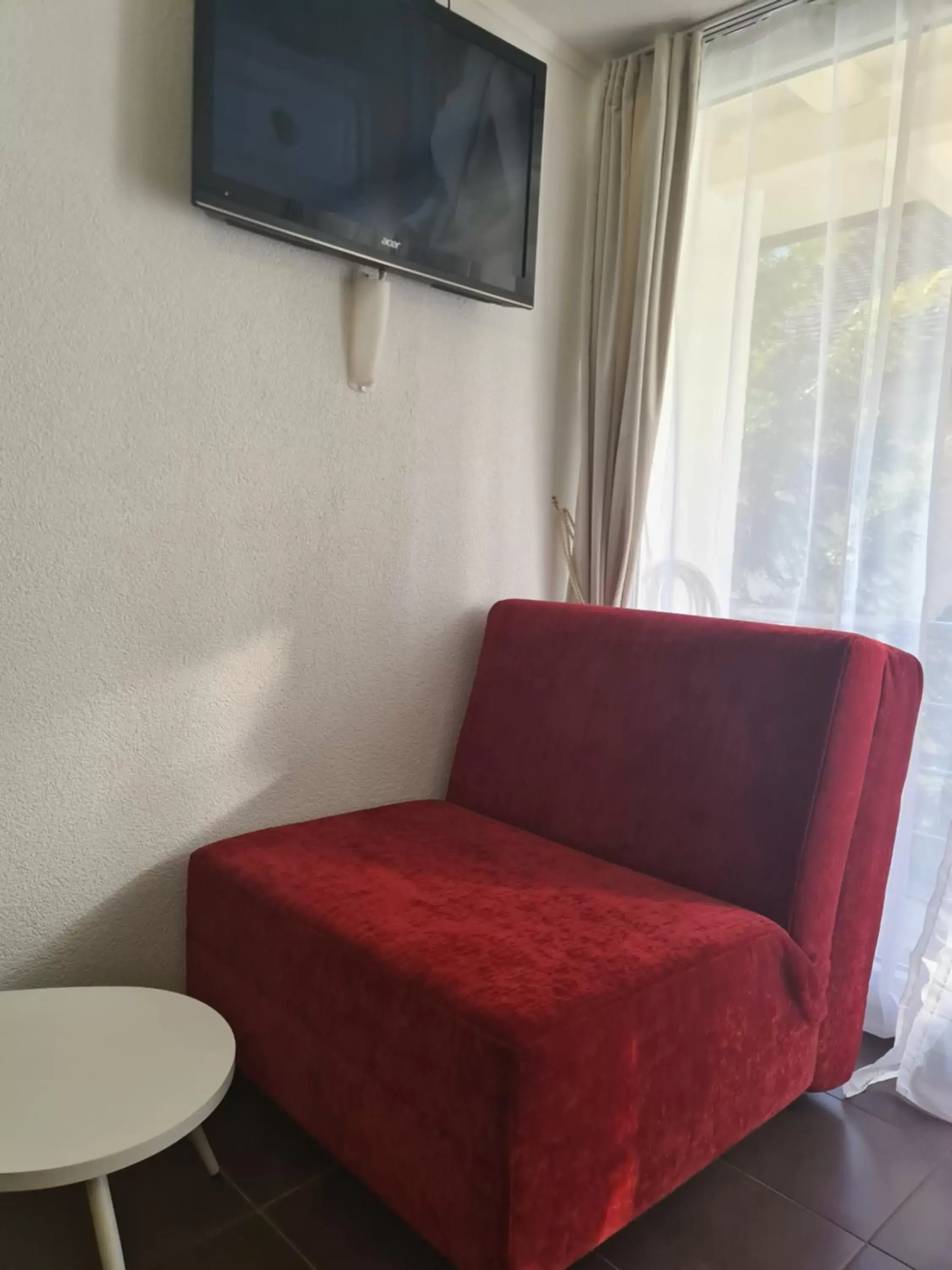 Seating area, TV/Entertainment Center in Esos Hotel Quelle