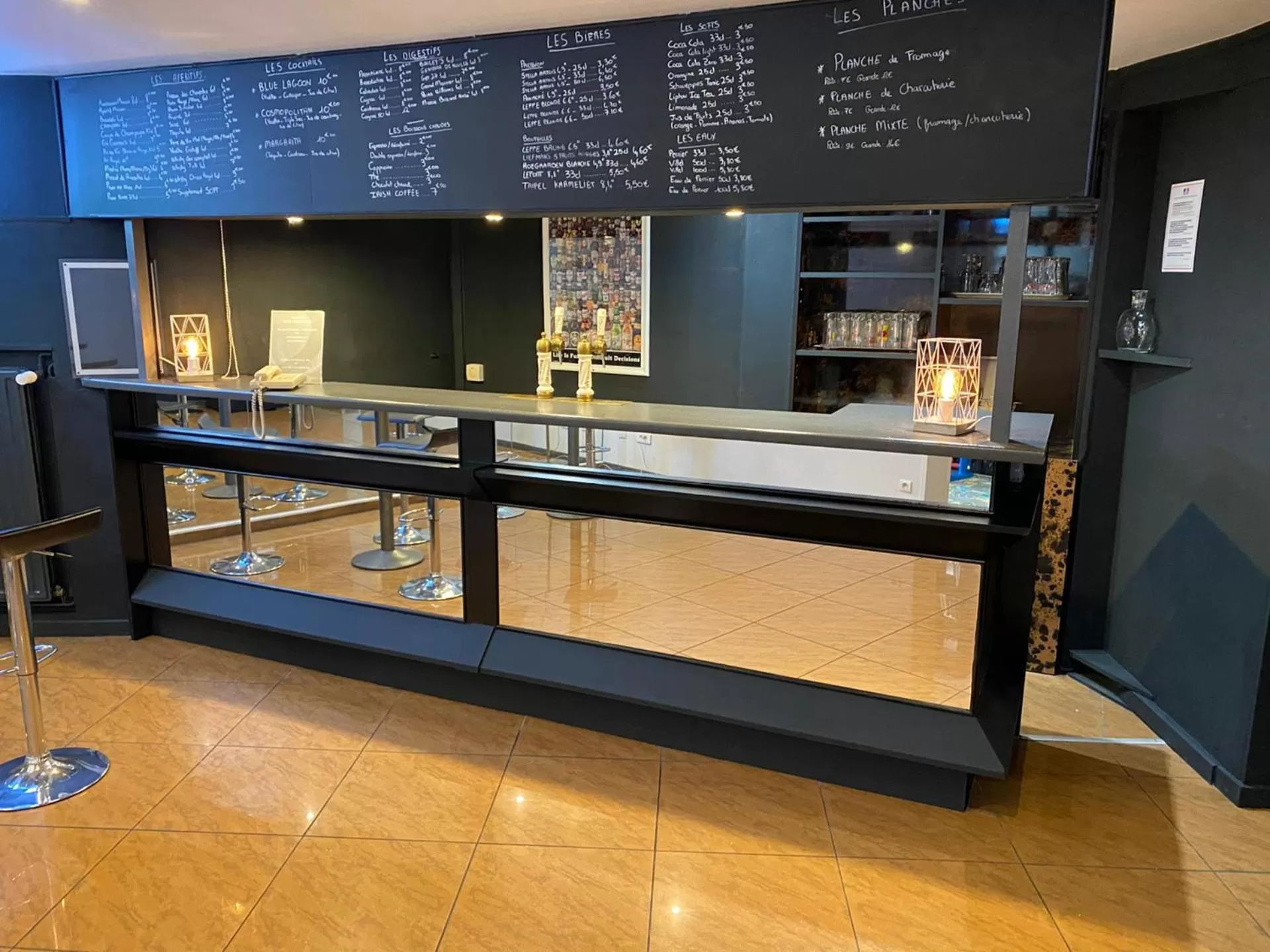 Lounge or bar in Logis Hôtel Des Acacias Lille Neuville en Ferrain, Restaurant l'Acacias Gourmand