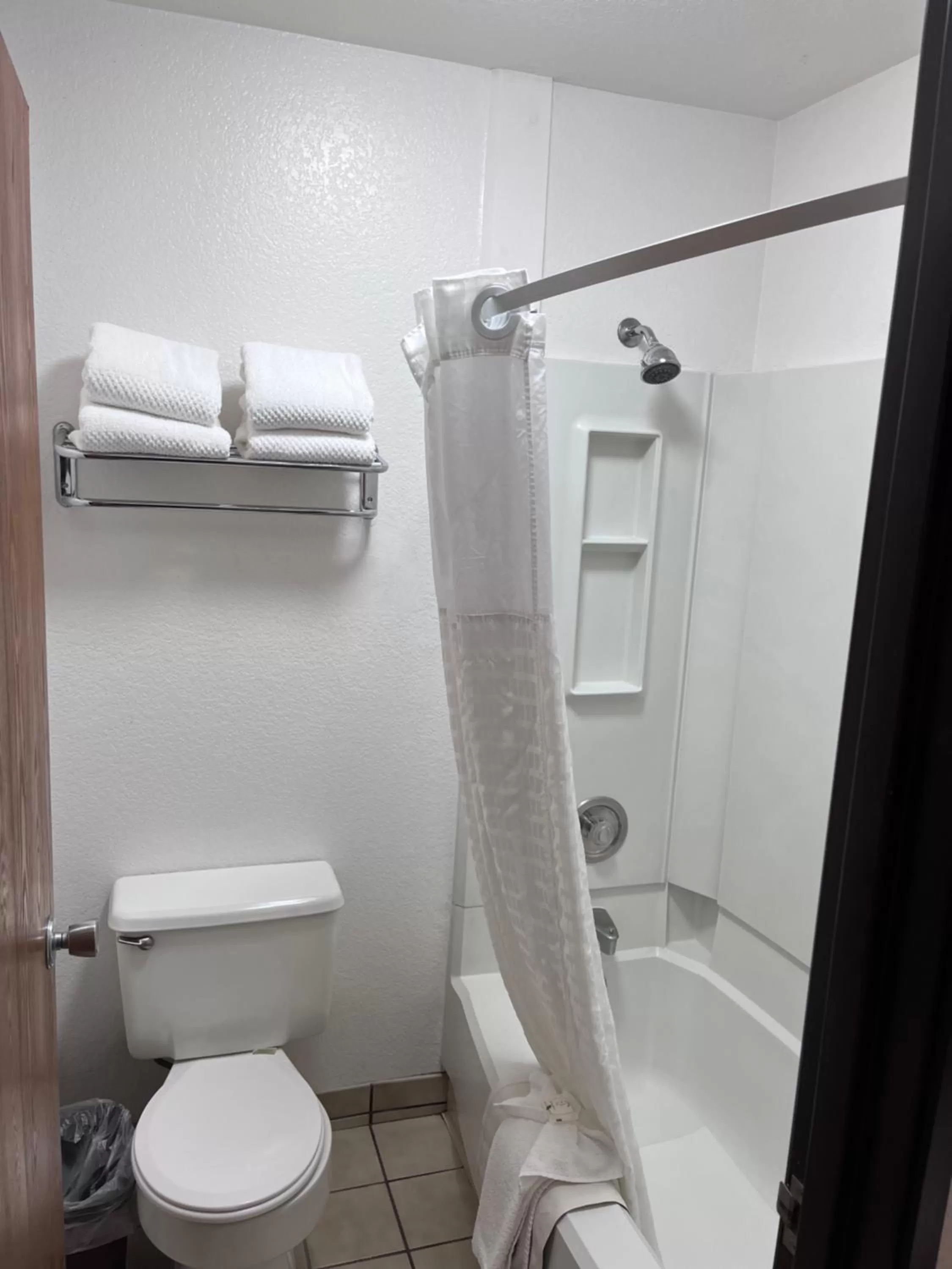 Shower in Quality Inn Wenatchee-Leavenworth