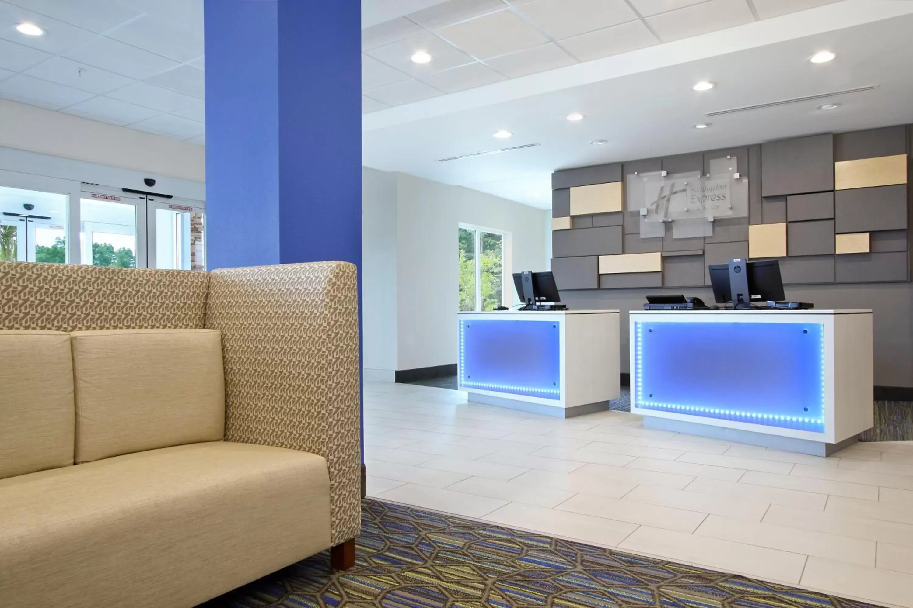 Lobby or reception, Lobby/Reception in Holiday Inn Express & Suites - Columbus North, an IHG Hotel