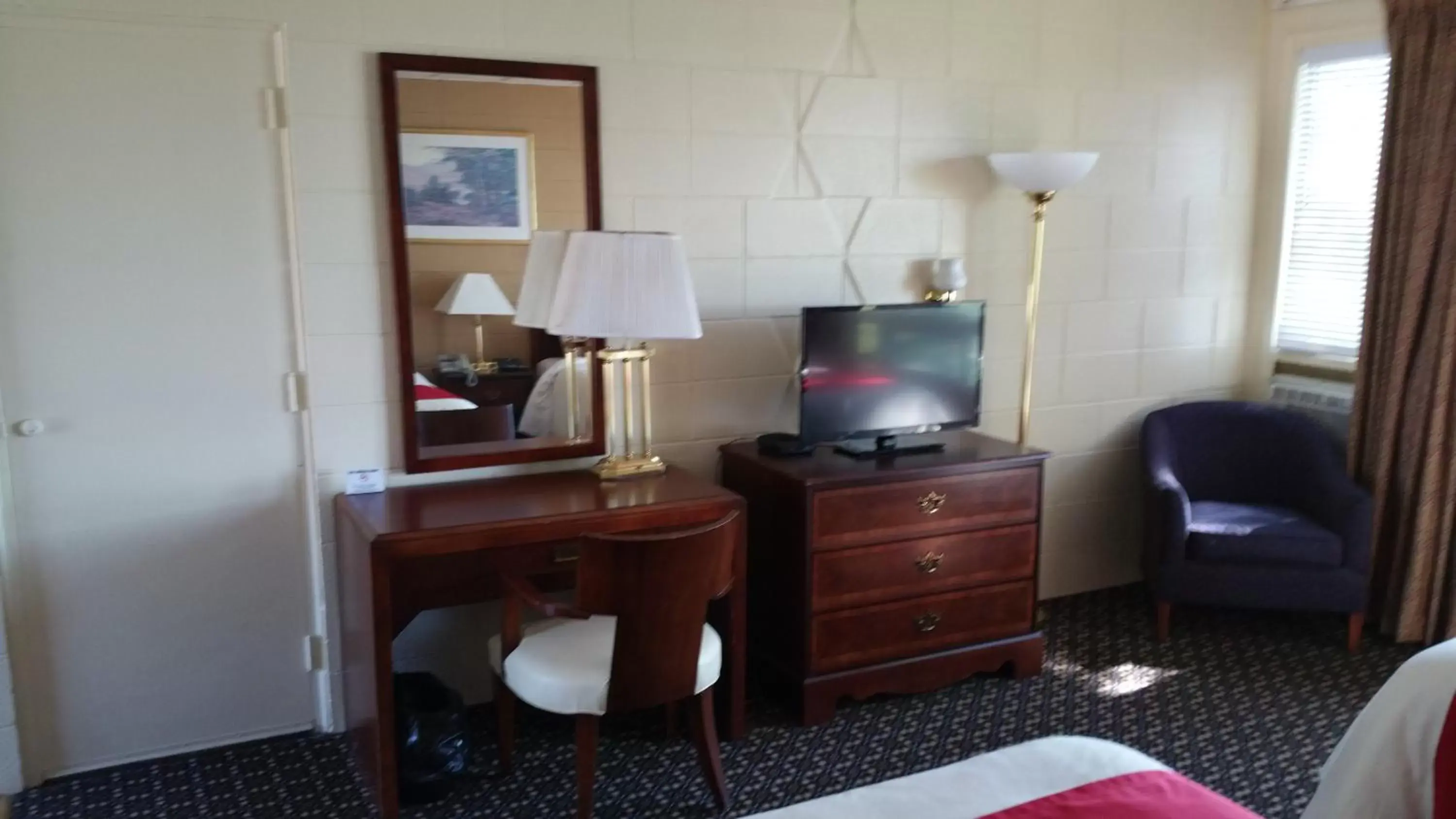 TV and multimedia, Seating Area in Riverview Motel