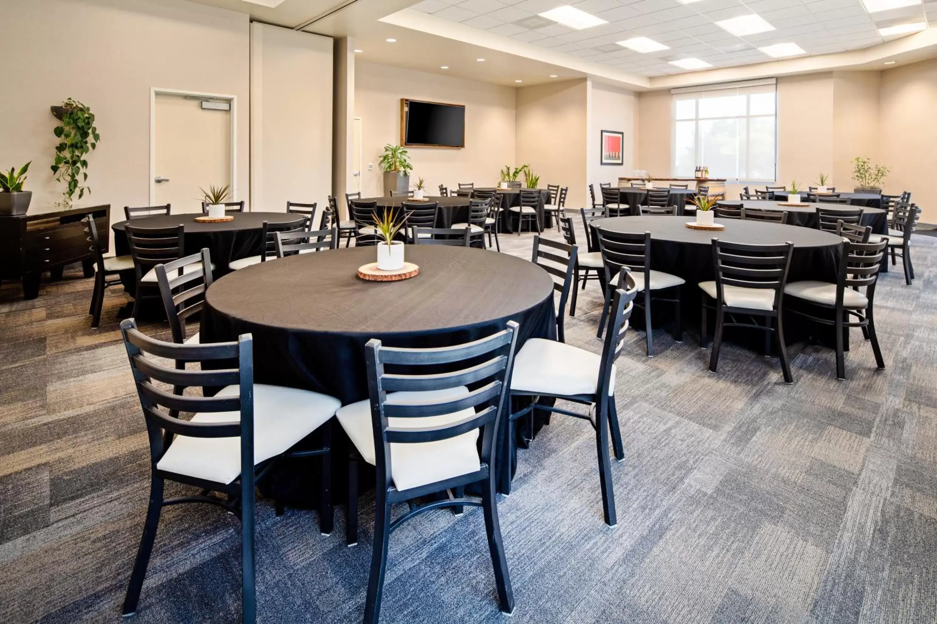 Banquet/Function facilities, Restaurant/Places to Eat in Holiday Inn Express Hotel & Suites Atascadero, an IHG Hotel