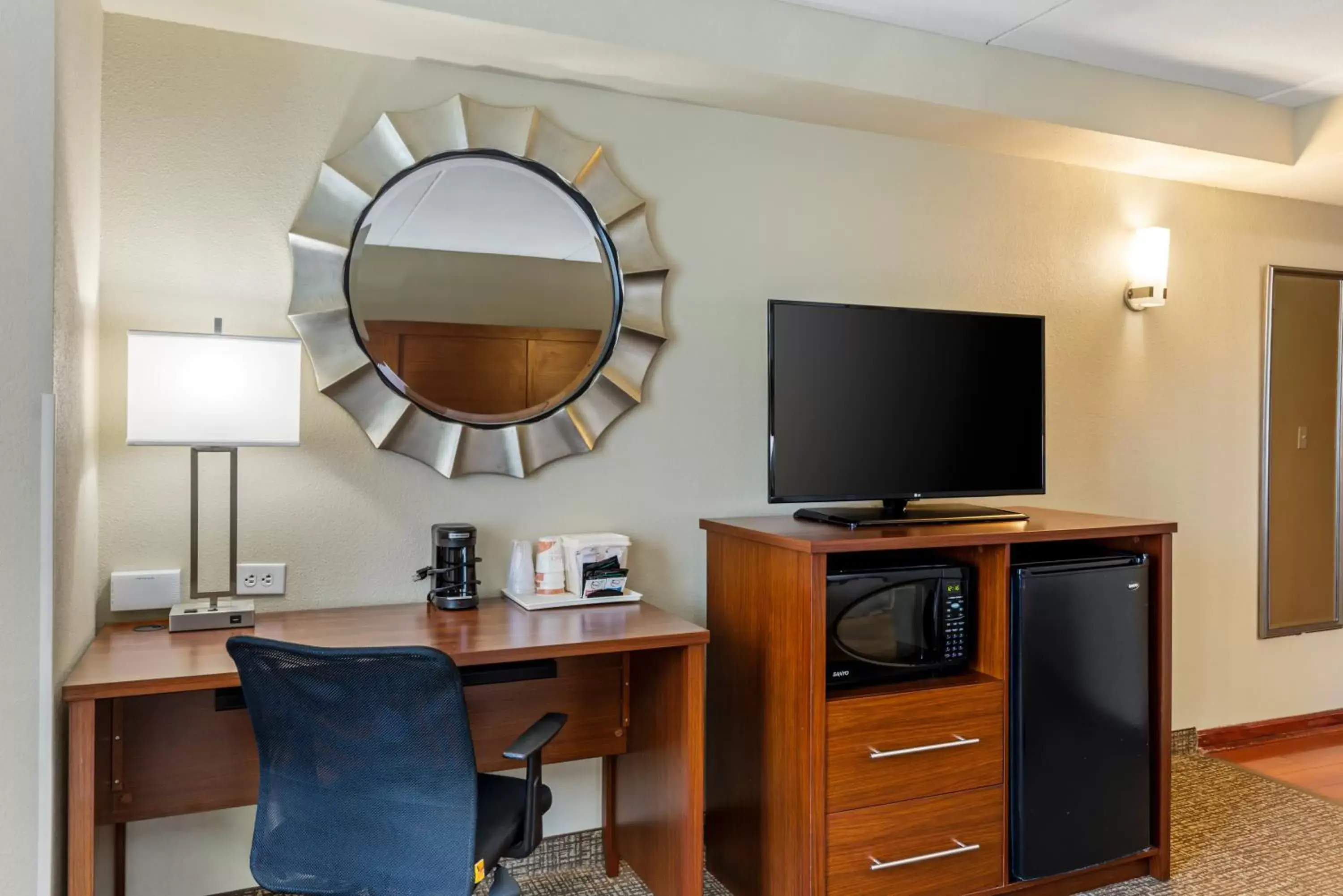 TV/Entertainment Center in Comfort Suites at Virginia Center Commons
