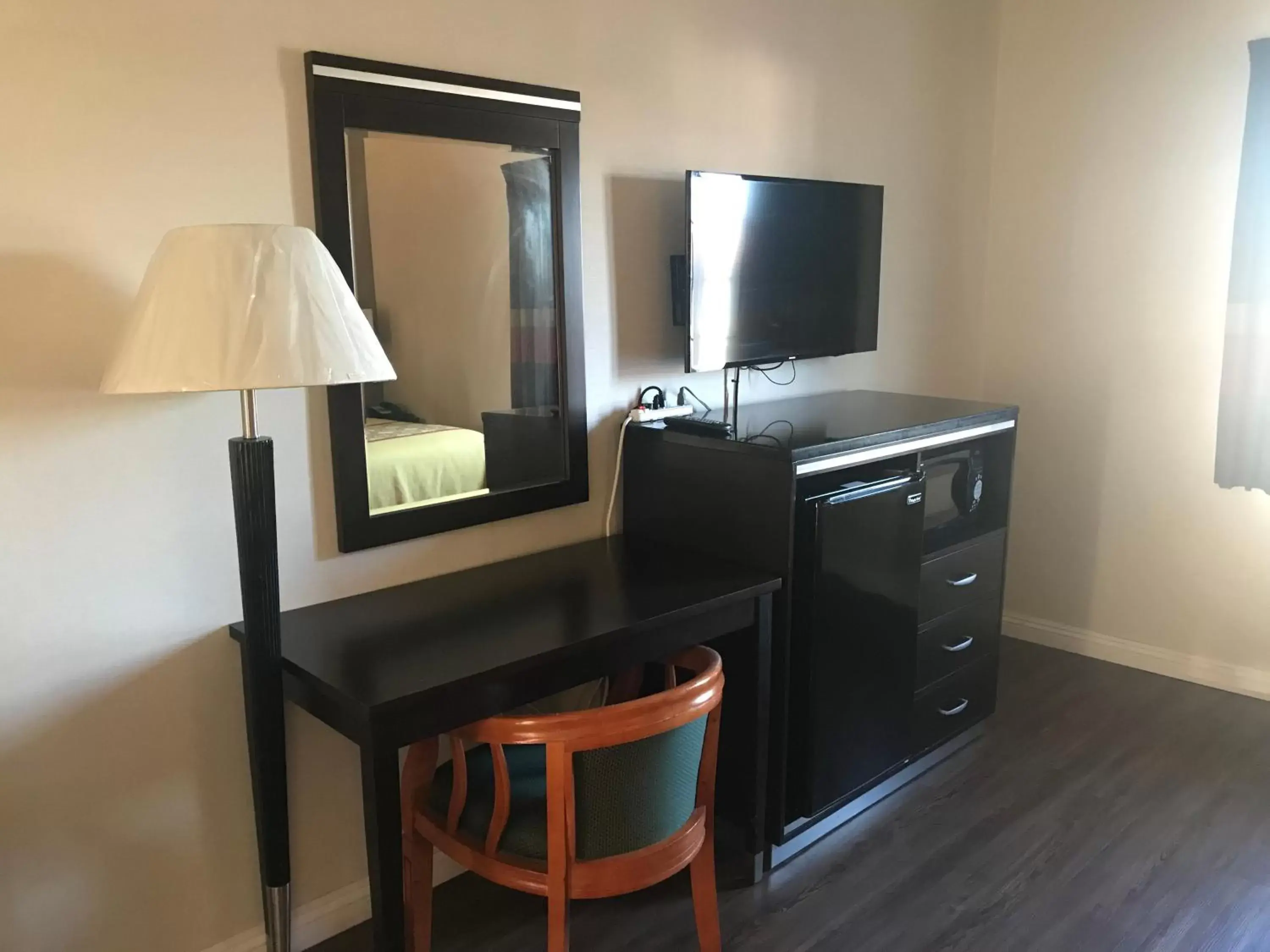 TV/Entertainment Center in Manhattan Inn & Suites