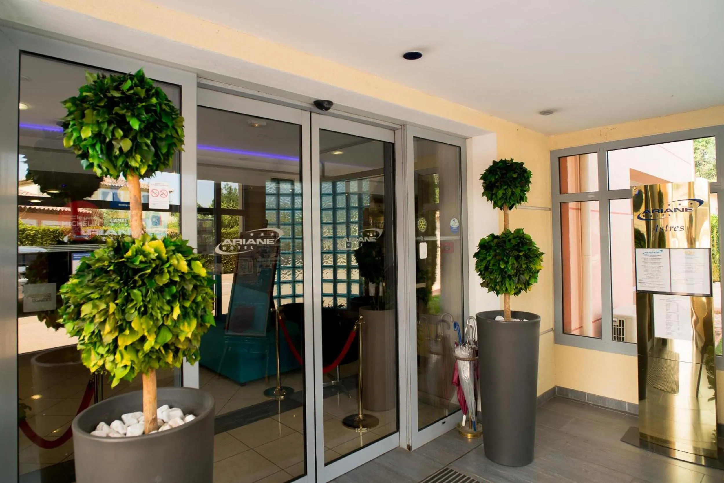 Facade/entrance in Hôtel Ariane