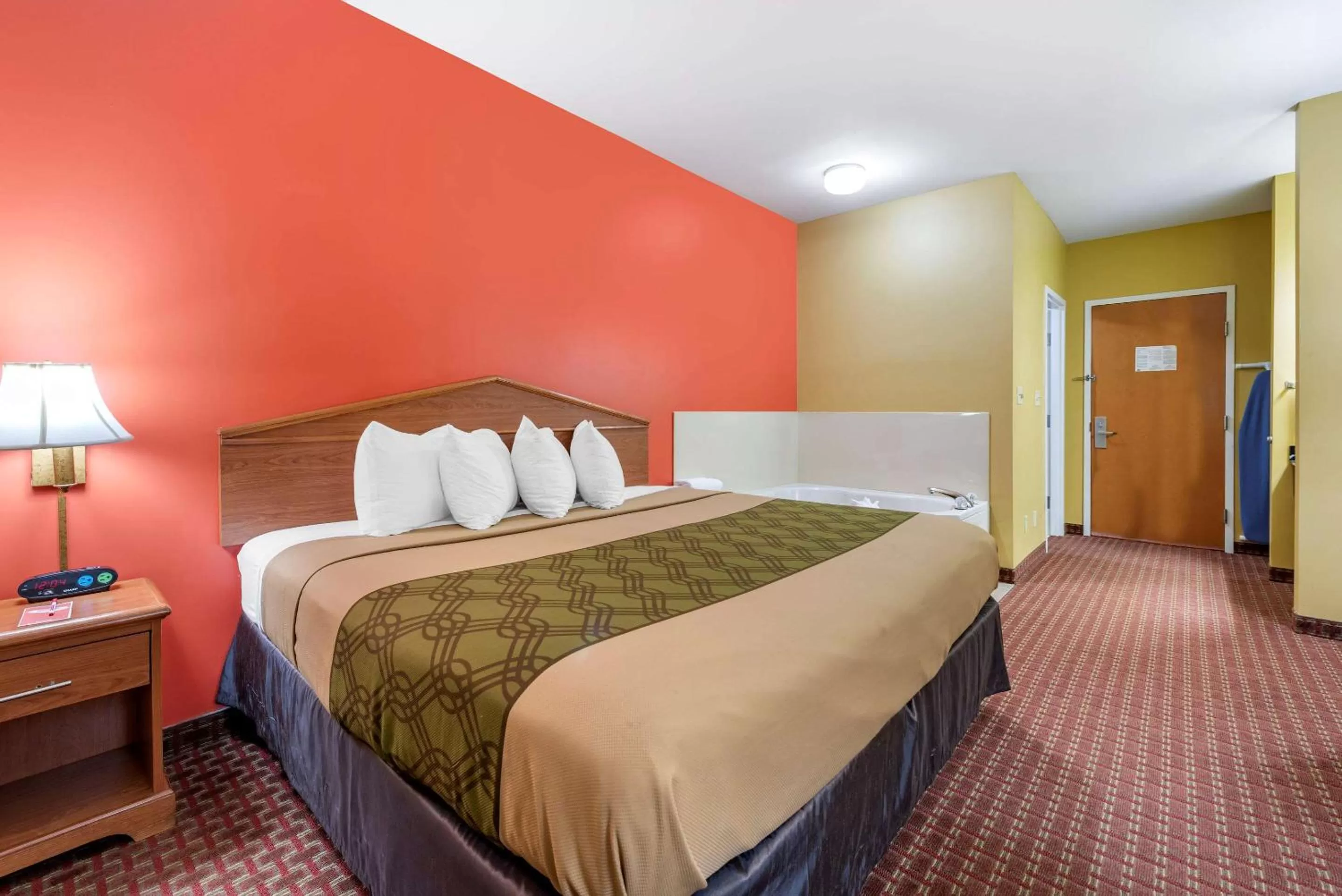 Bed in Econo Lodge Louisville Airport