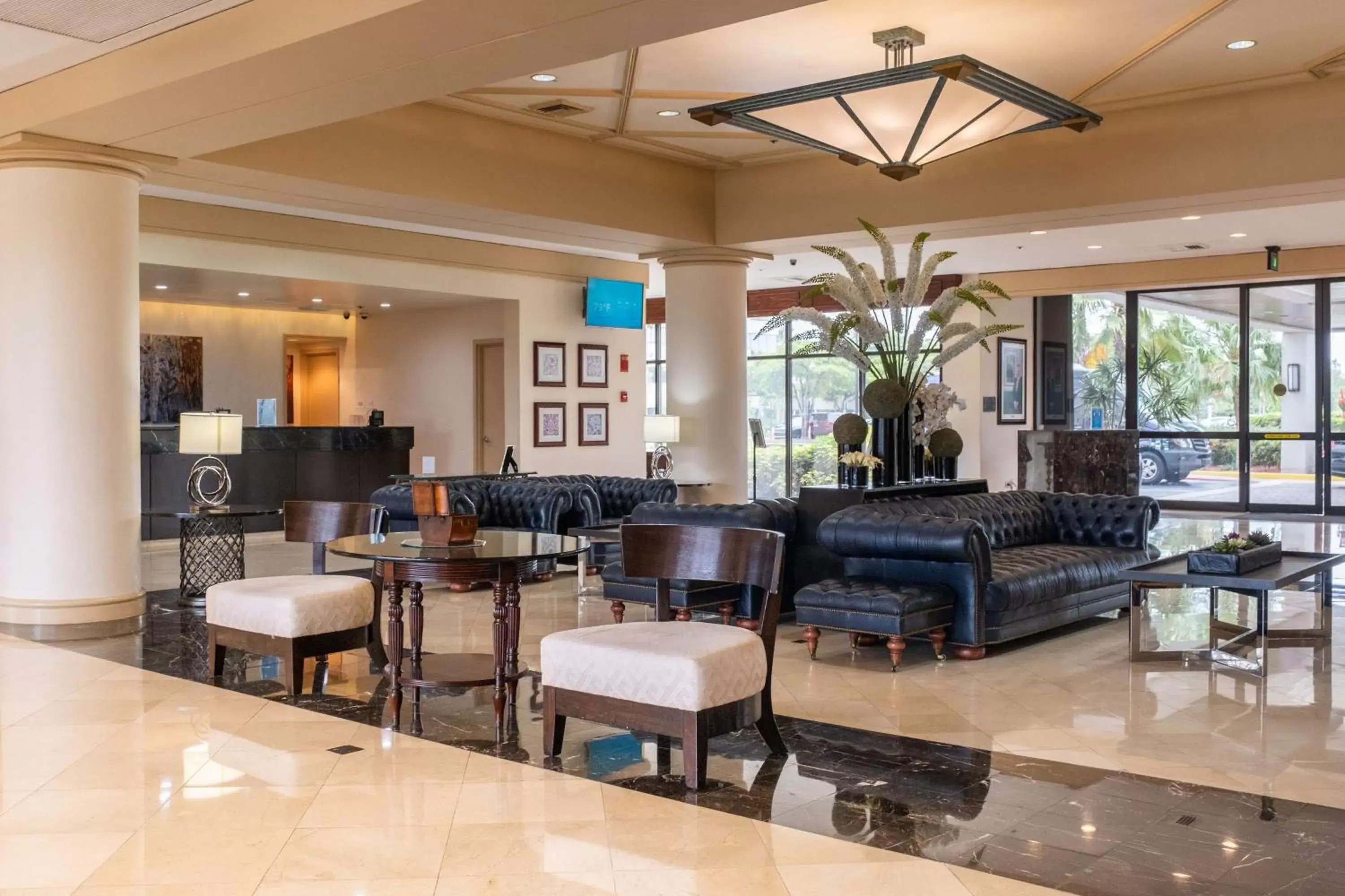 Lobby or reception, Lounge/Bar in Hilton Palm Beach Airport