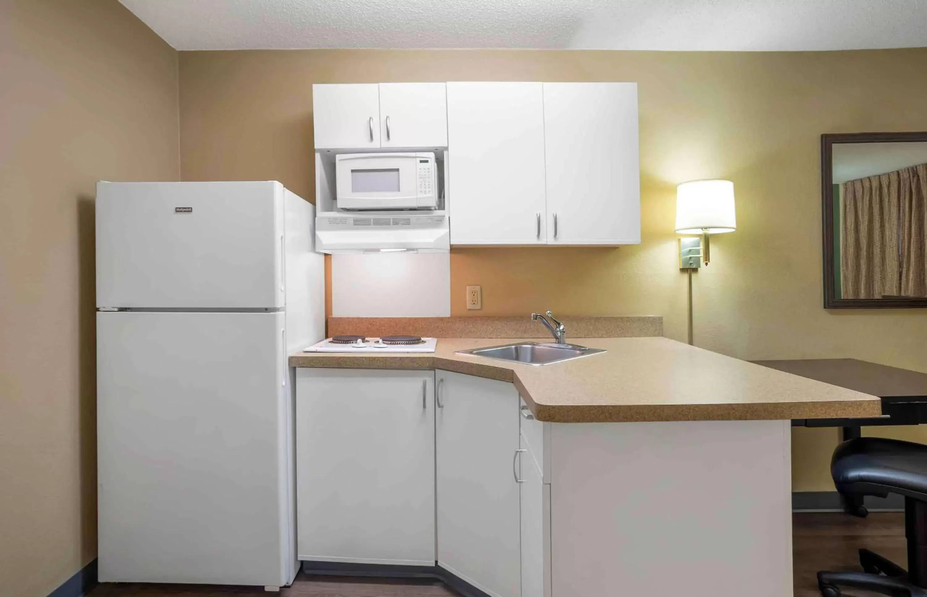 Bedroom, Kitchen/Kitchenette in Extended Stay America Suites - Mobile - Spring Hill