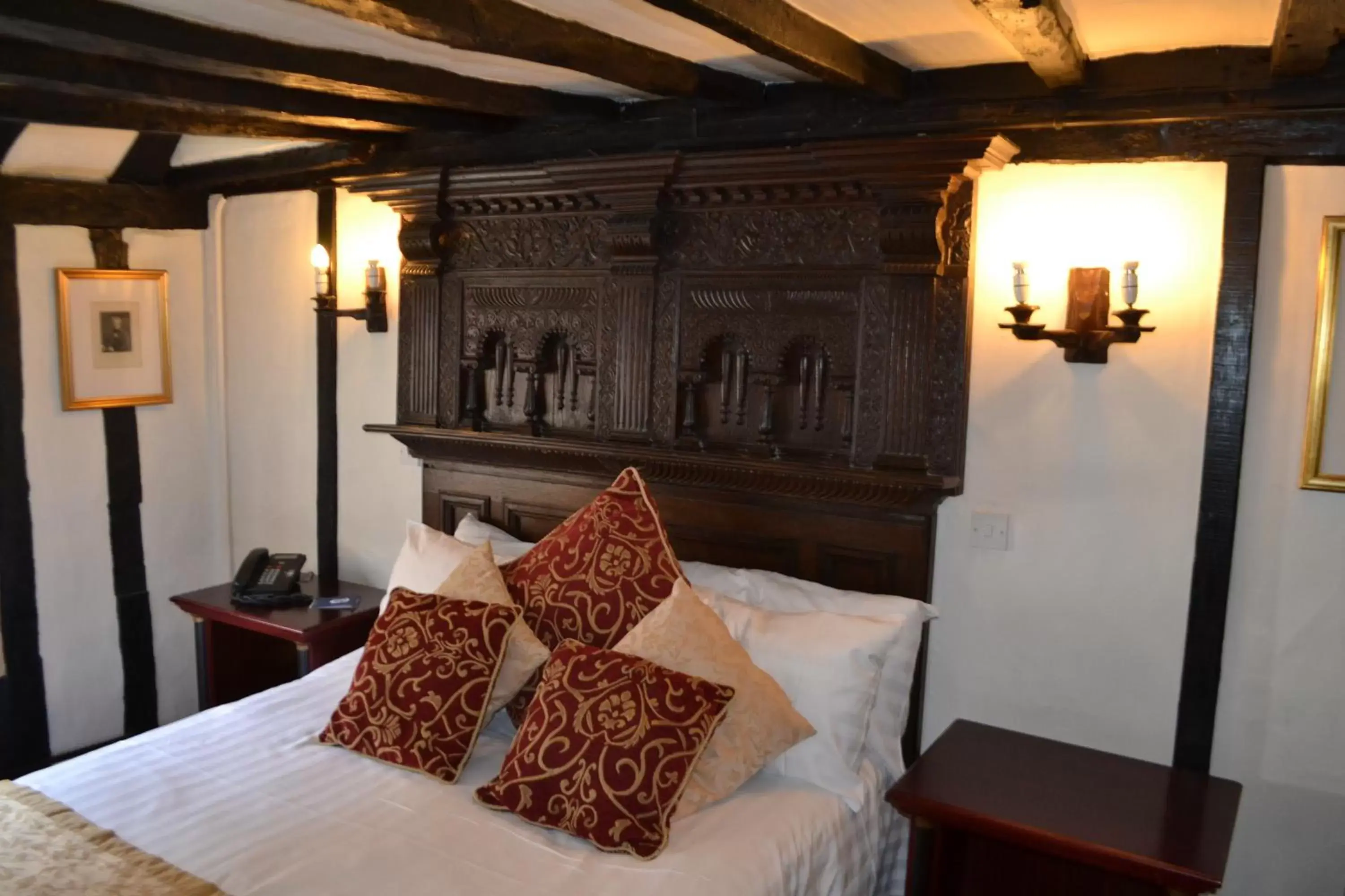 Bed in Mermaid Inn