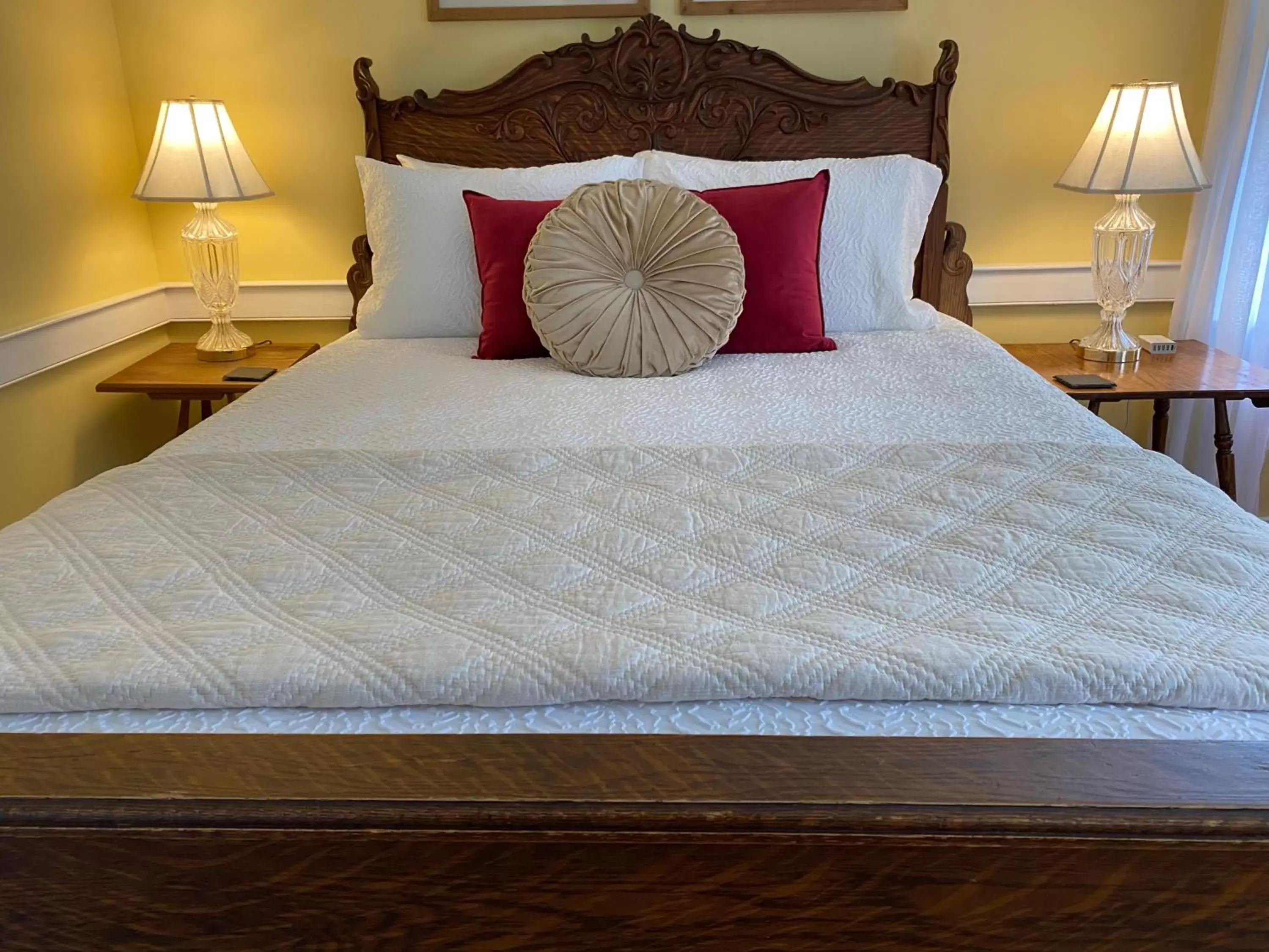 Queen Room with Sea View in Spouter Inn Bed & Breakfast Queen Room with Sea View in Spouter Inn Bed & Breakfast