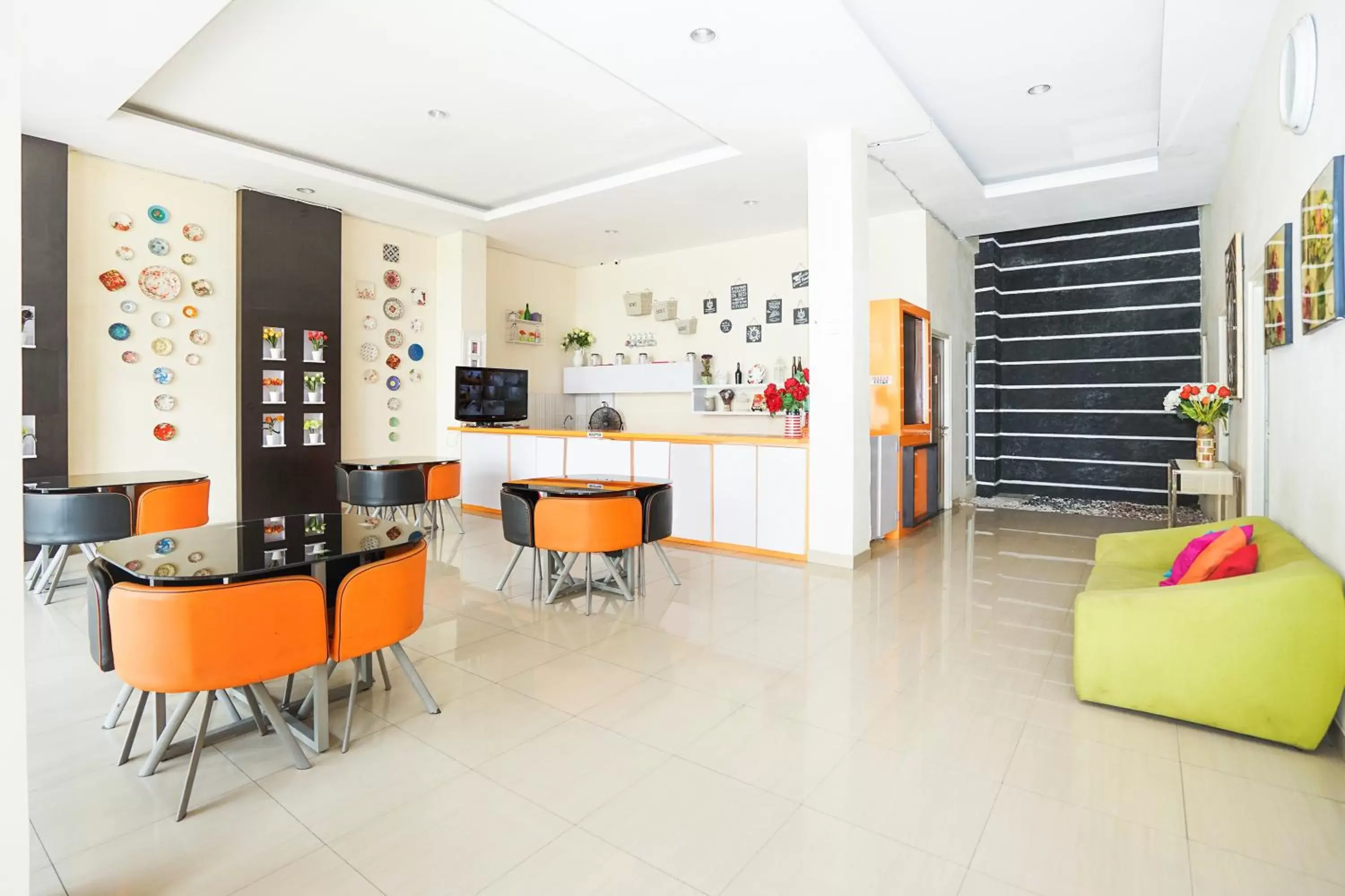 Lobby or reception in Pratisarawirya Guesthouse by ecommerceloka Lobby or reception in Pratisarawirya Guesthouse by ecommerceloka
