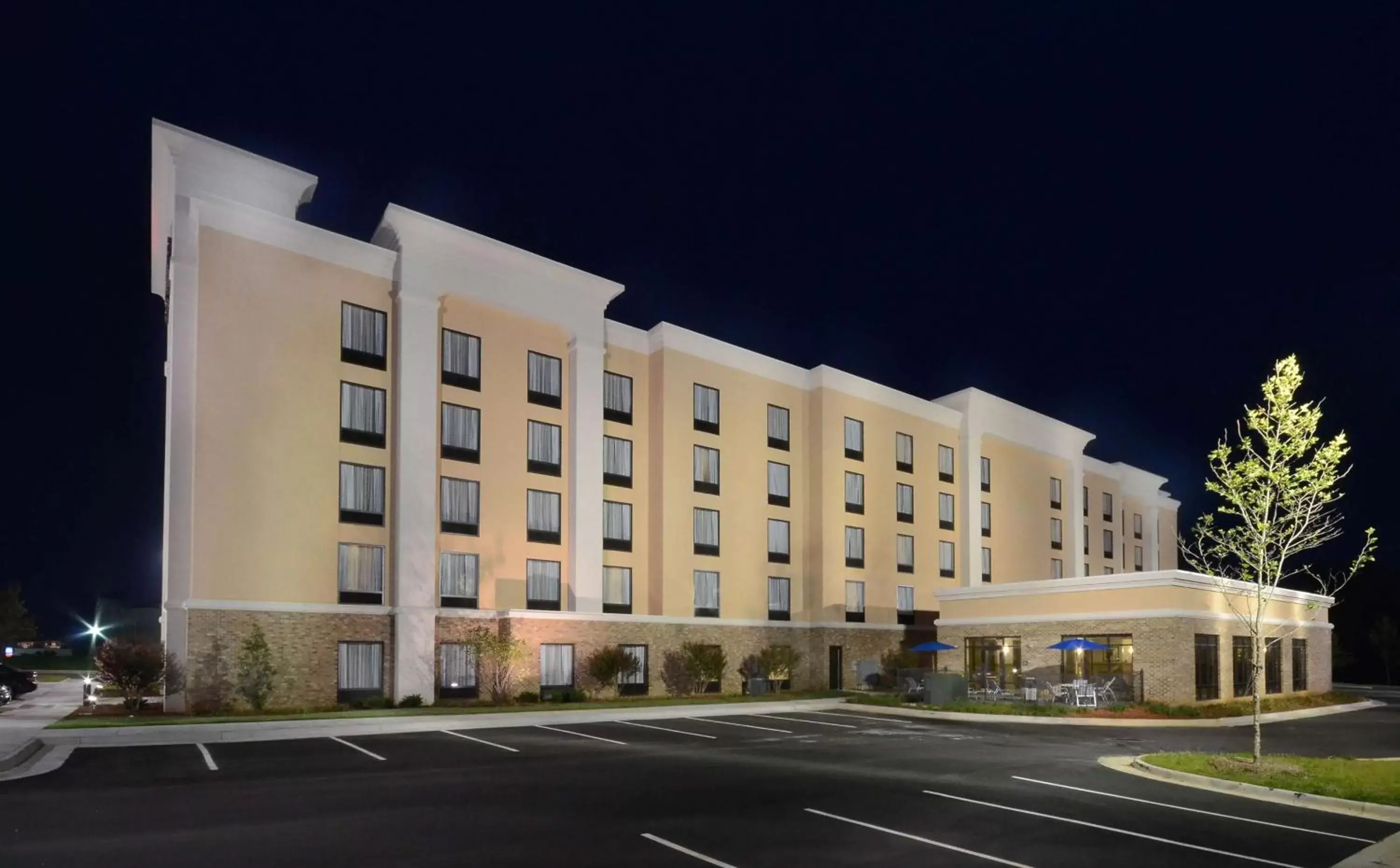 Property Building in Hampton Inn and Suites Lynchburg