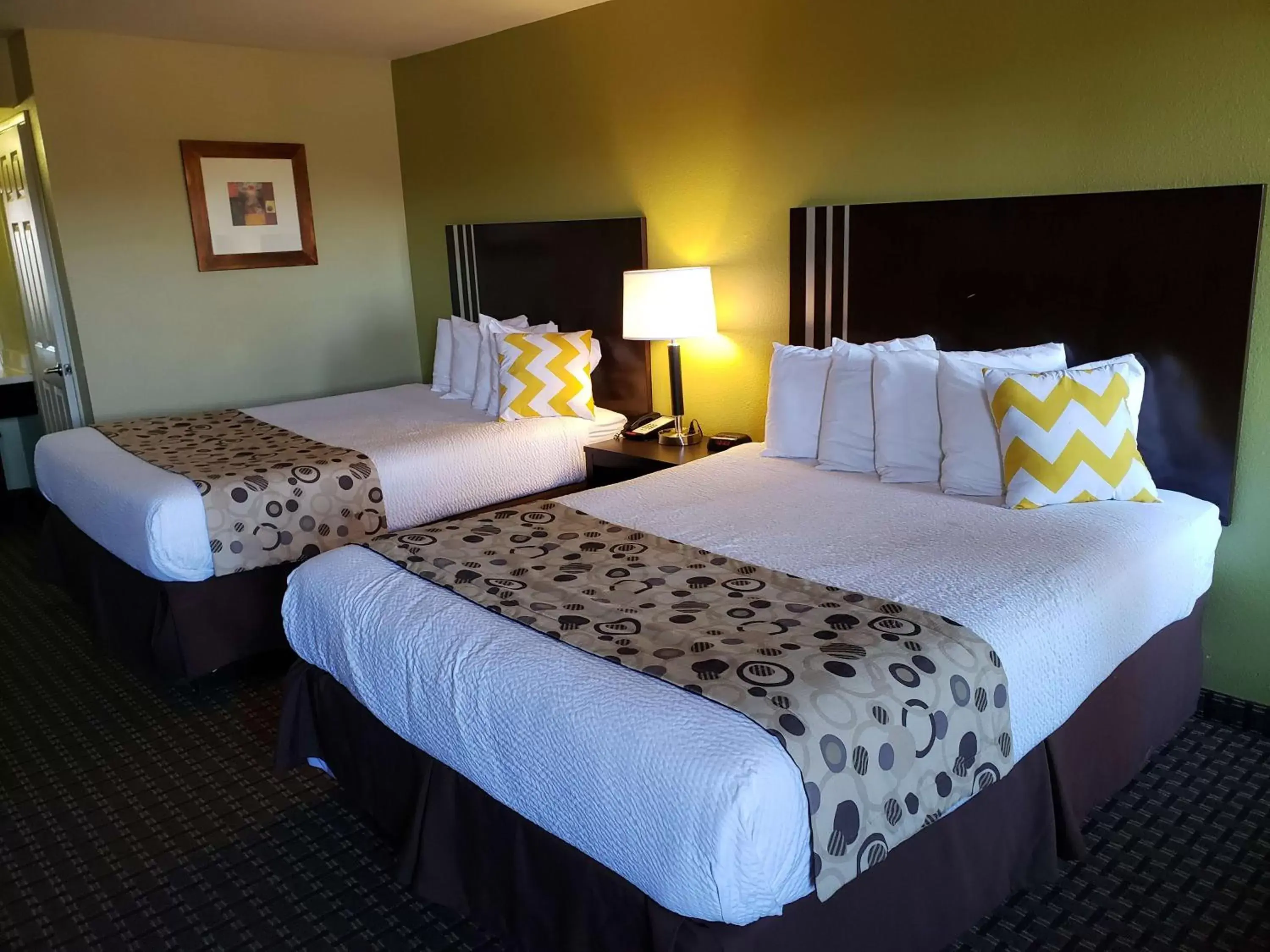 Photo of the whole room, Bed in SureStay Hotel by Best Western Vallejo Napa Valley