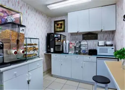 Kitchen or kitchenette, Kitchen/Kitchenette in Microtel Inn & Suites by Wyndham Gallup
