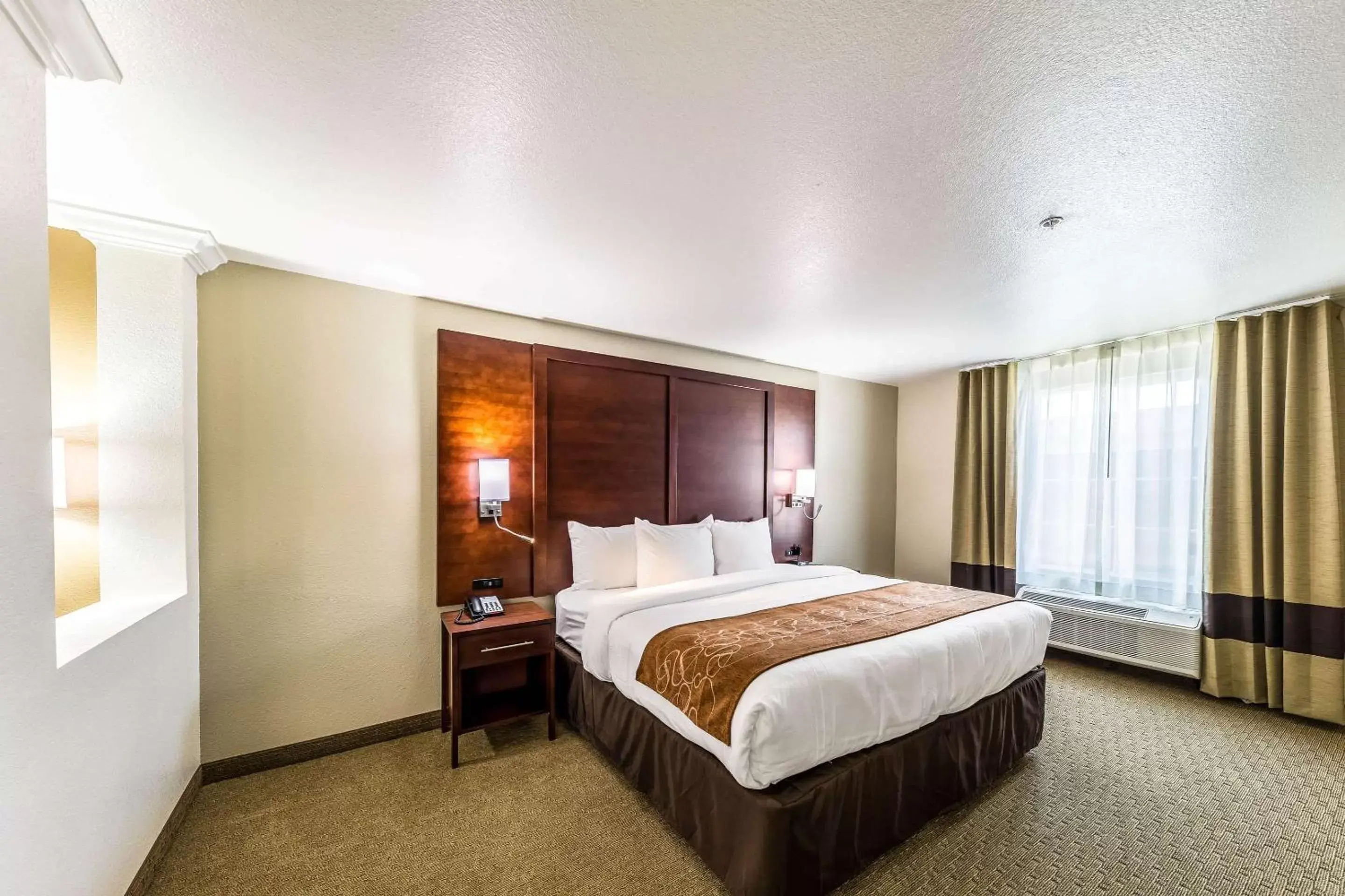 Photo of the whole room, Bed in Comfort Suites Grand Prairie - Arlington North
