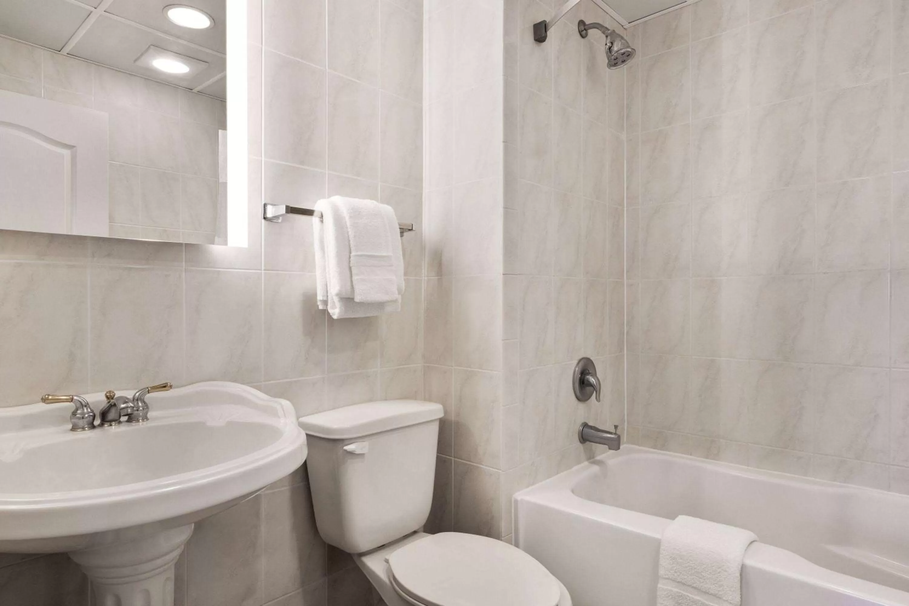 TV and multimedia in Days Inn by Wyndham Ocean City Oceanfront