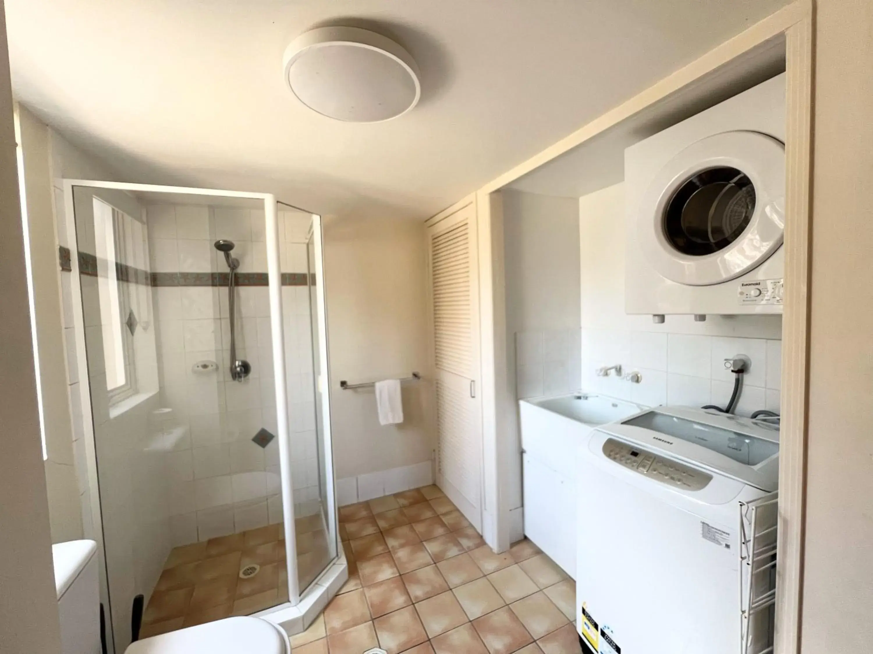 Bathroom, Kitchen/Kitchenette in Montego Sands Resort