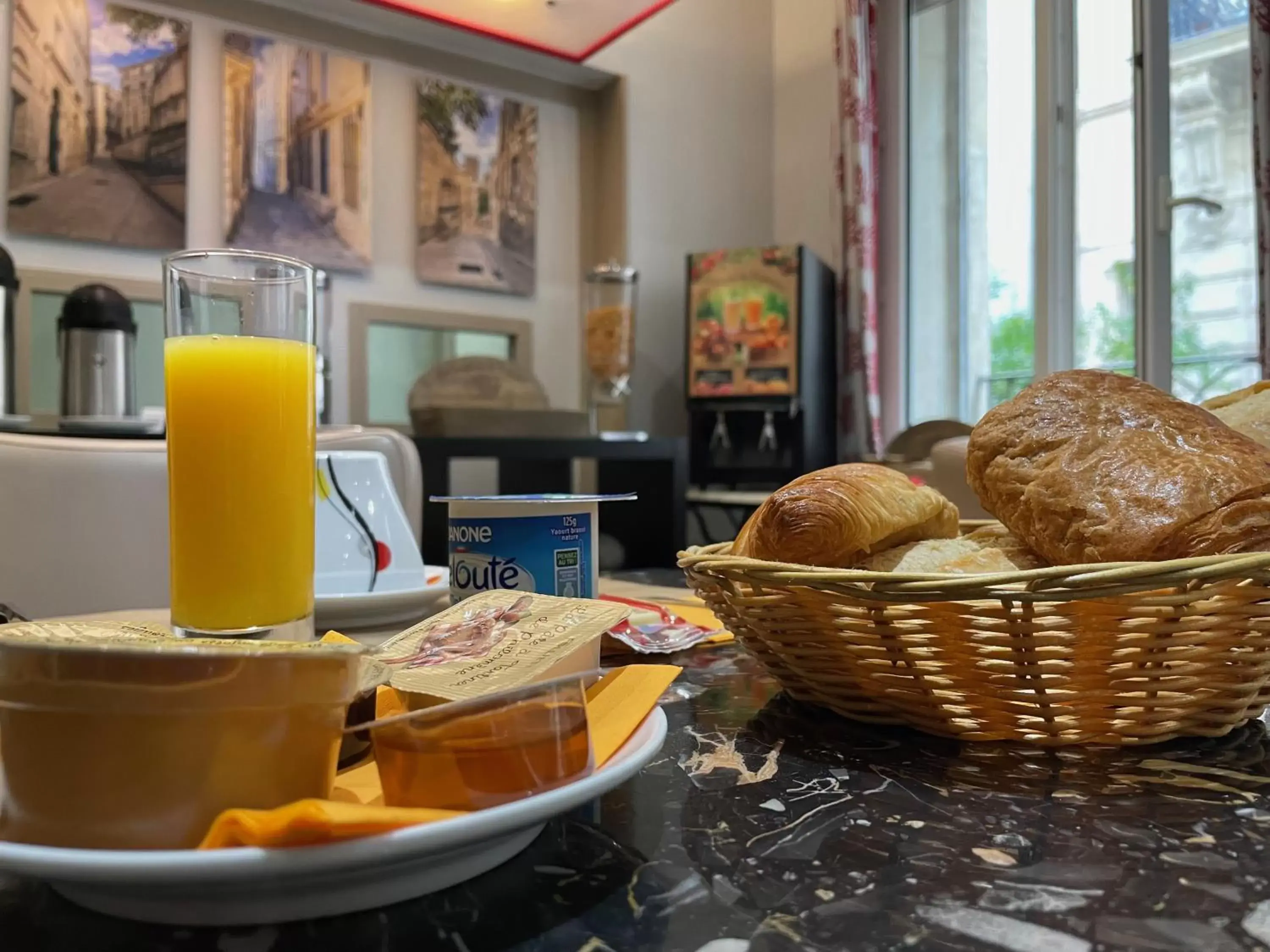 Breakfast in Hotel de La Comédie