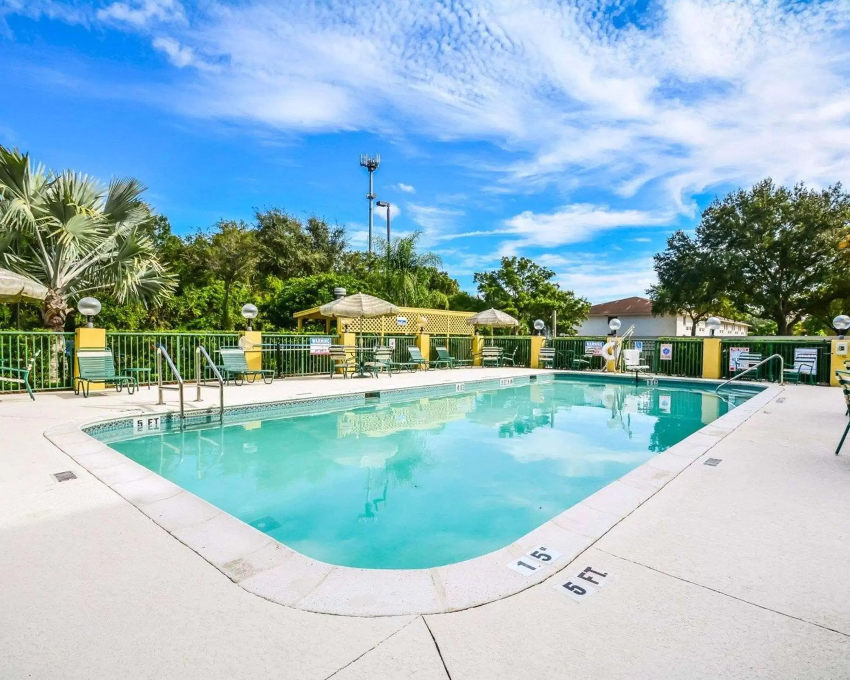 On site, Swimming Pool in Comfort Suites Tampa/Brandon