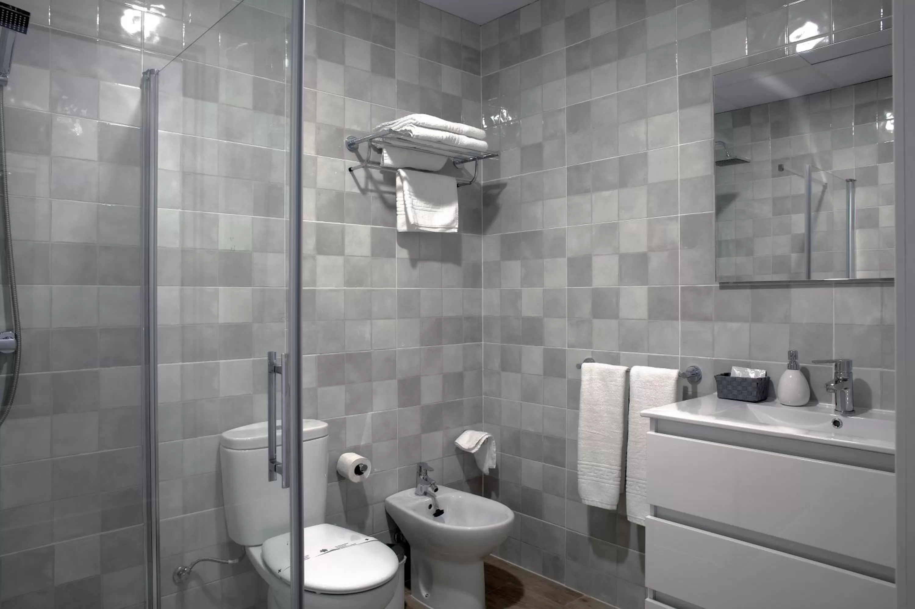 Bathroom in Hotel Apartamentos MPD