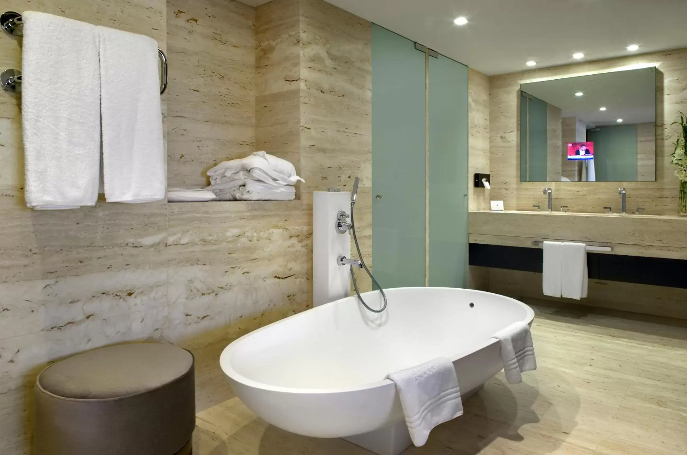 Bathroom in Porto Palácio Hotel by The Editory