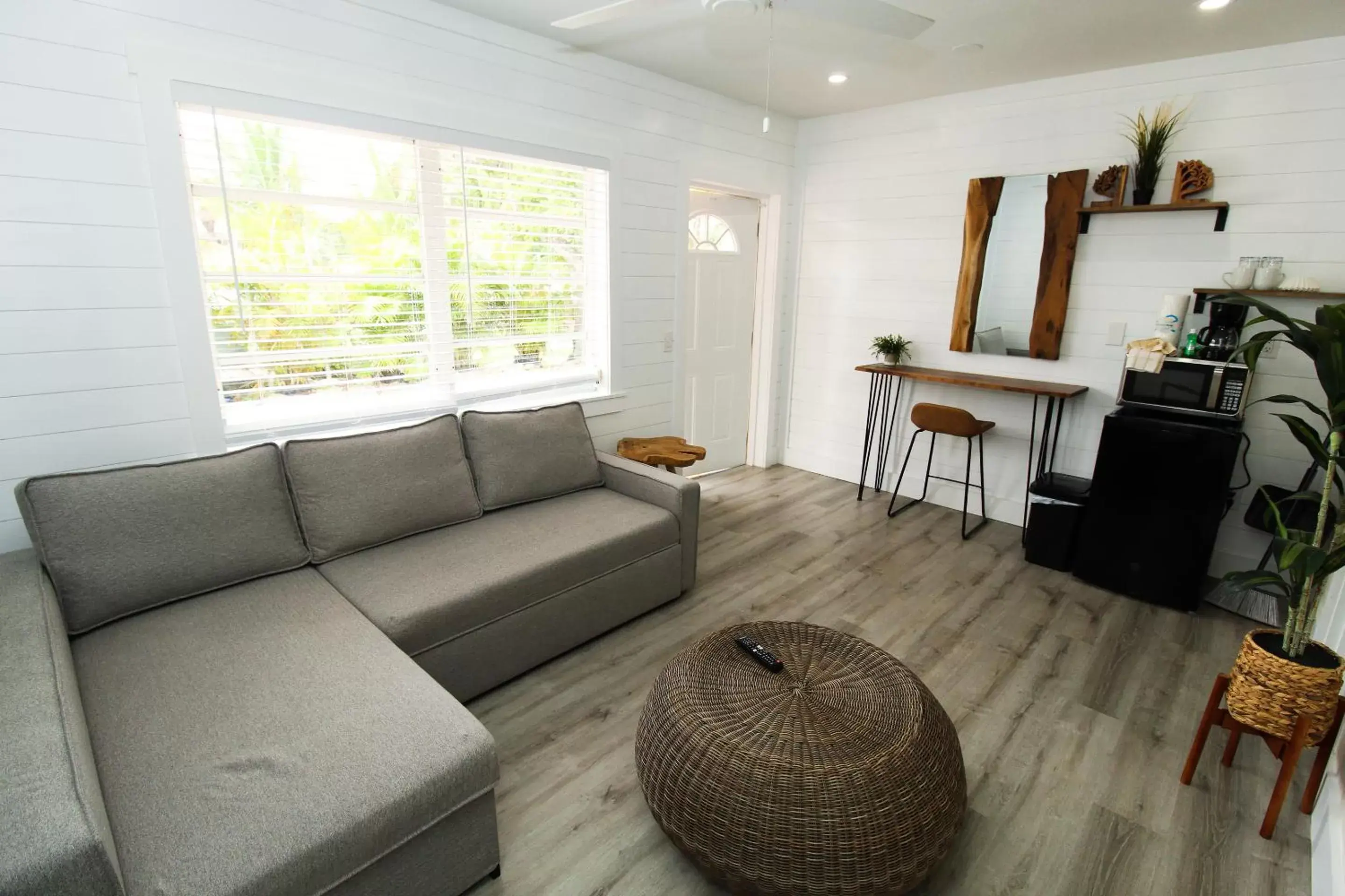 Living room, Seating Area in Pelican Post at Anna Maria Island Inn