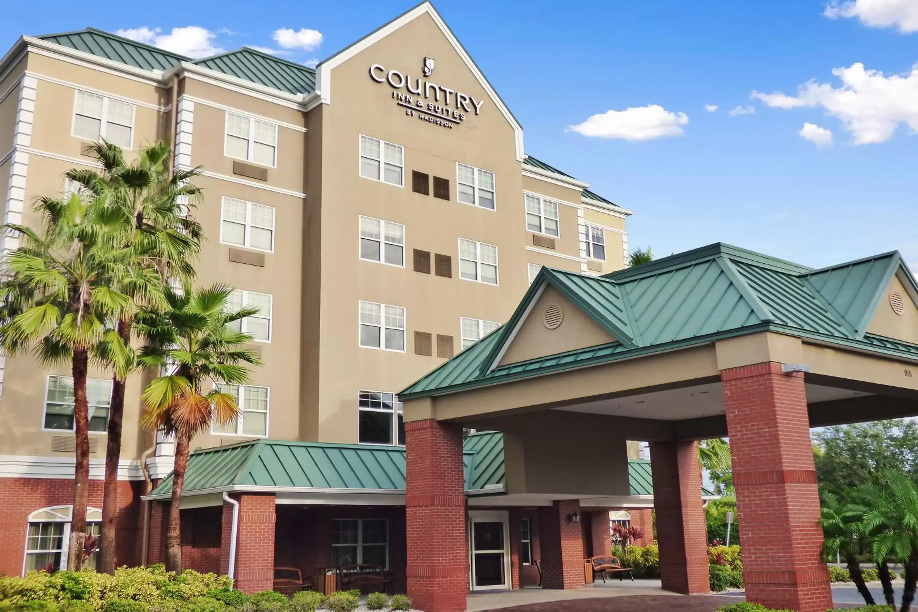 Property Building in Country Inn & Suites by Radisson, Tampa/Brandon, FL
