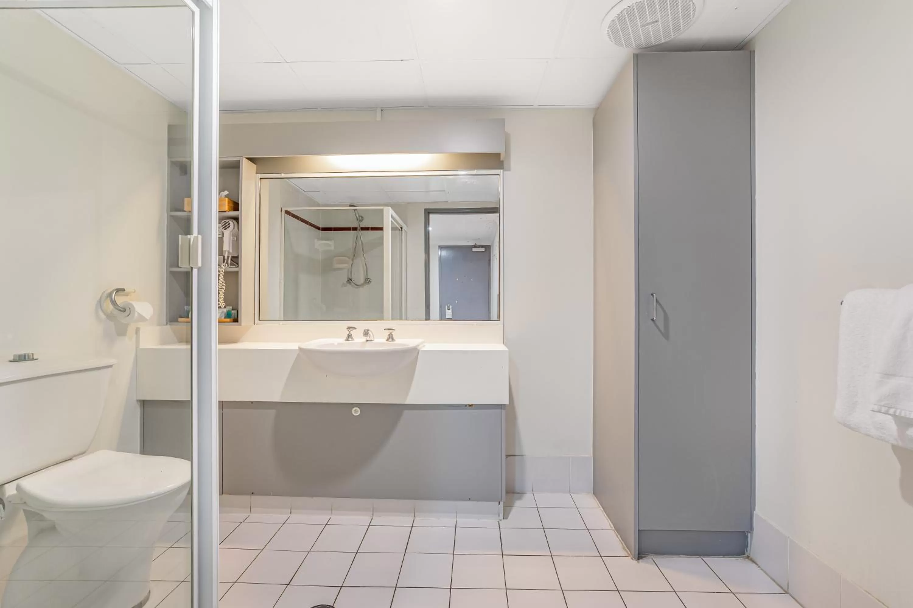 Bathroom in Nelson Towers Motel & Apartments