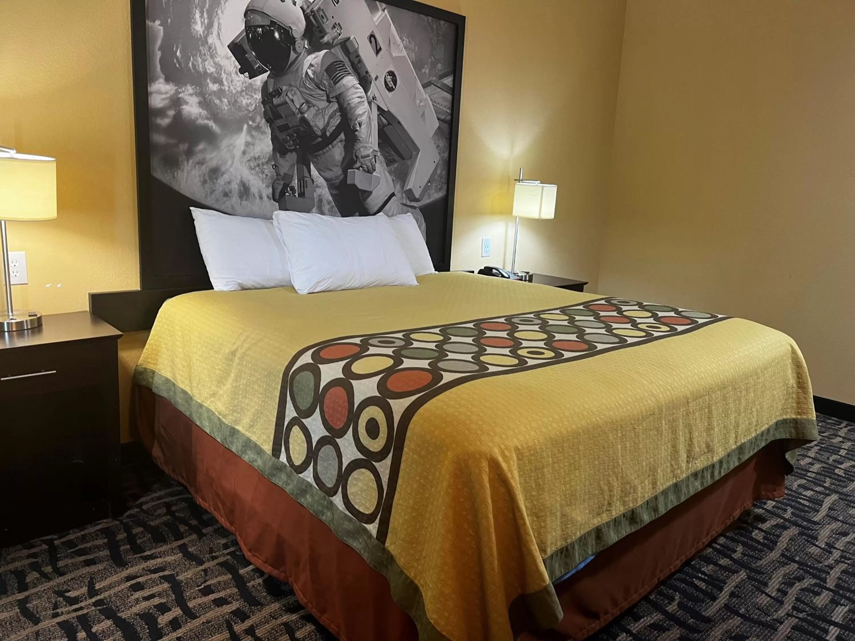 Bedroom, Bed in Super 8 by Wyndham Pasadena