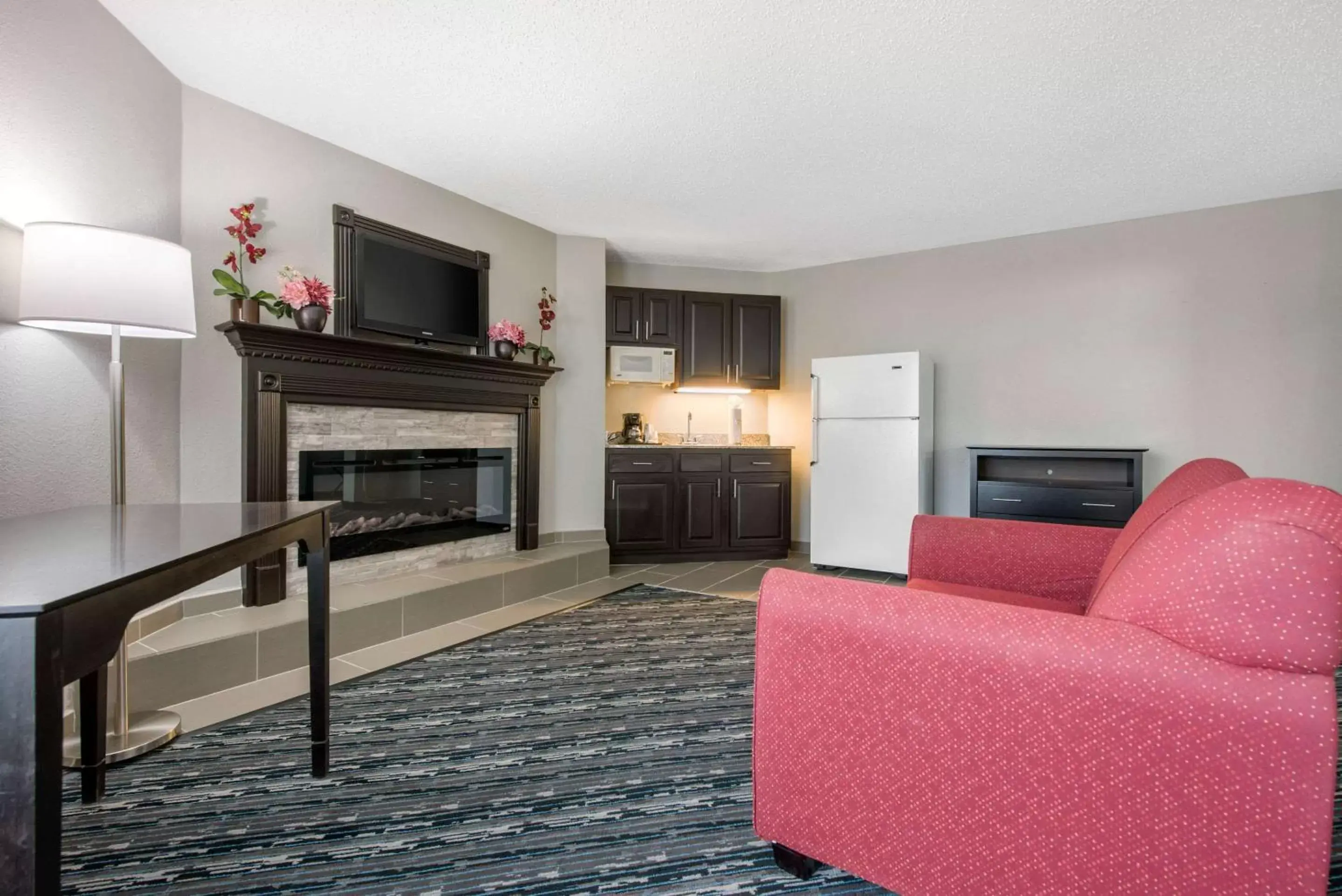 Photo of the whole room, Seating Area in Quality Inn Indianapolis-Brownsburg - Indianapolis West