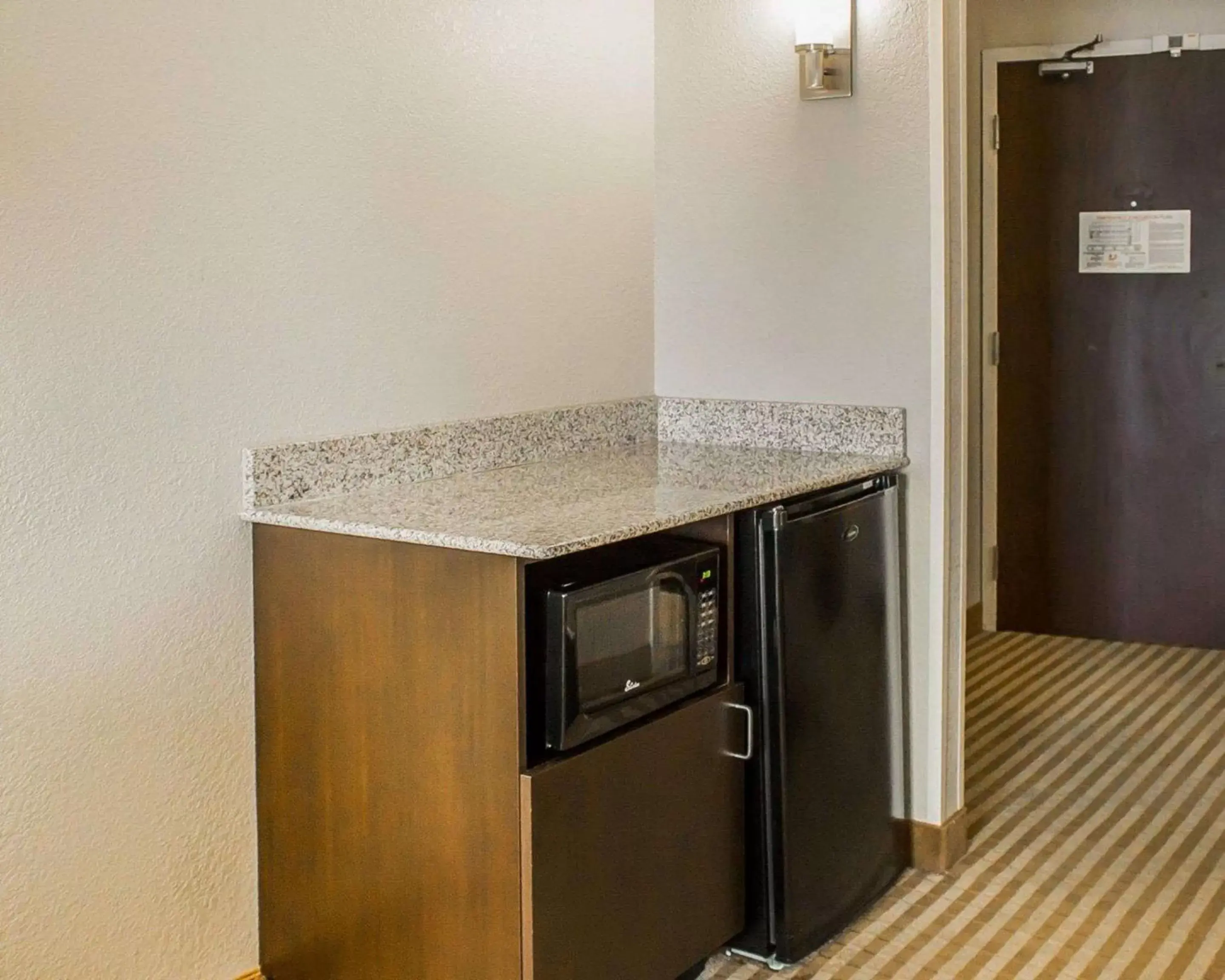 Photo of the whole room, Kitchen/Kitchenette in Comfort Suites Columbus East Broad