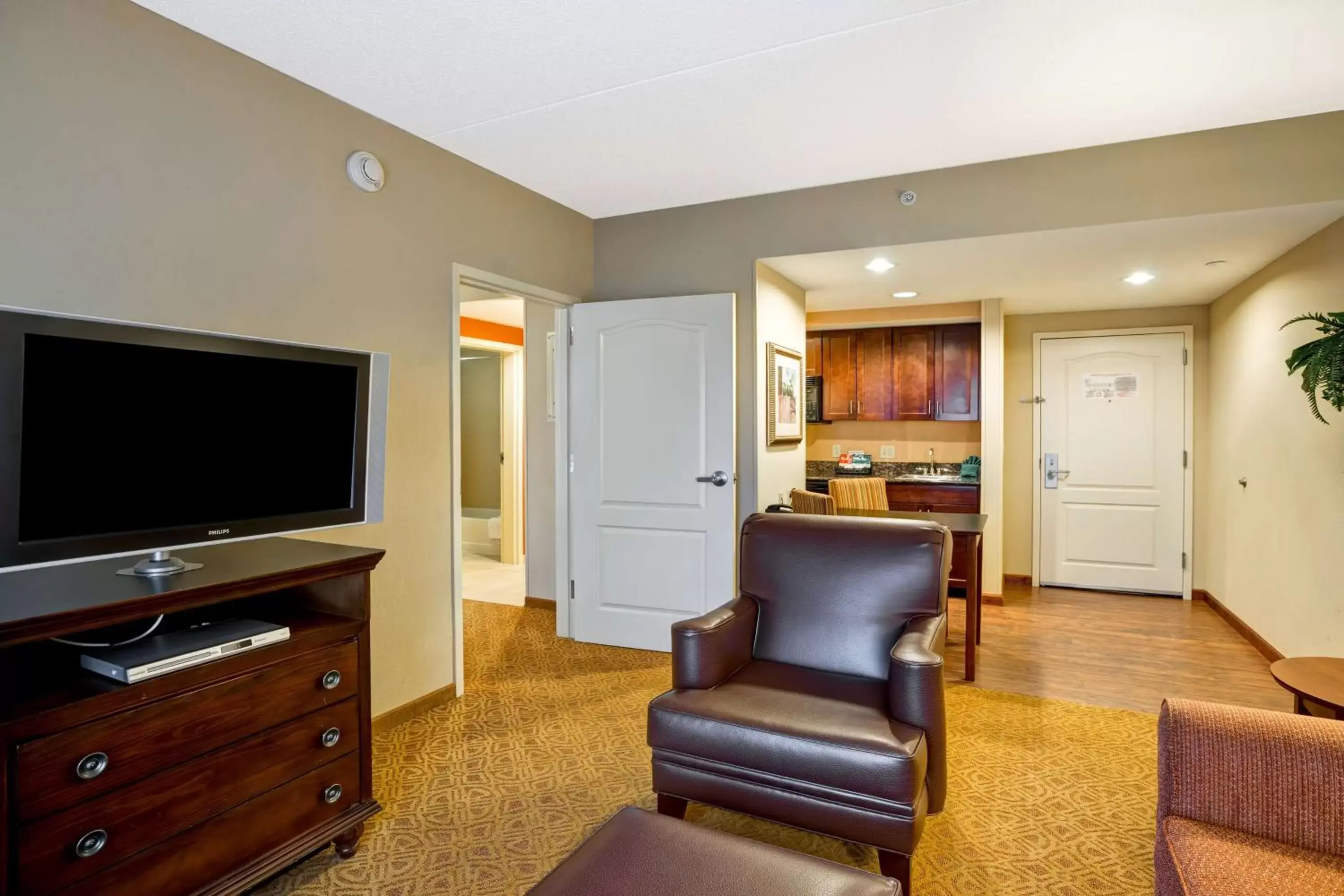 Bedroom, TV/Entertainment Center in Homewood Suites Fredericksburg