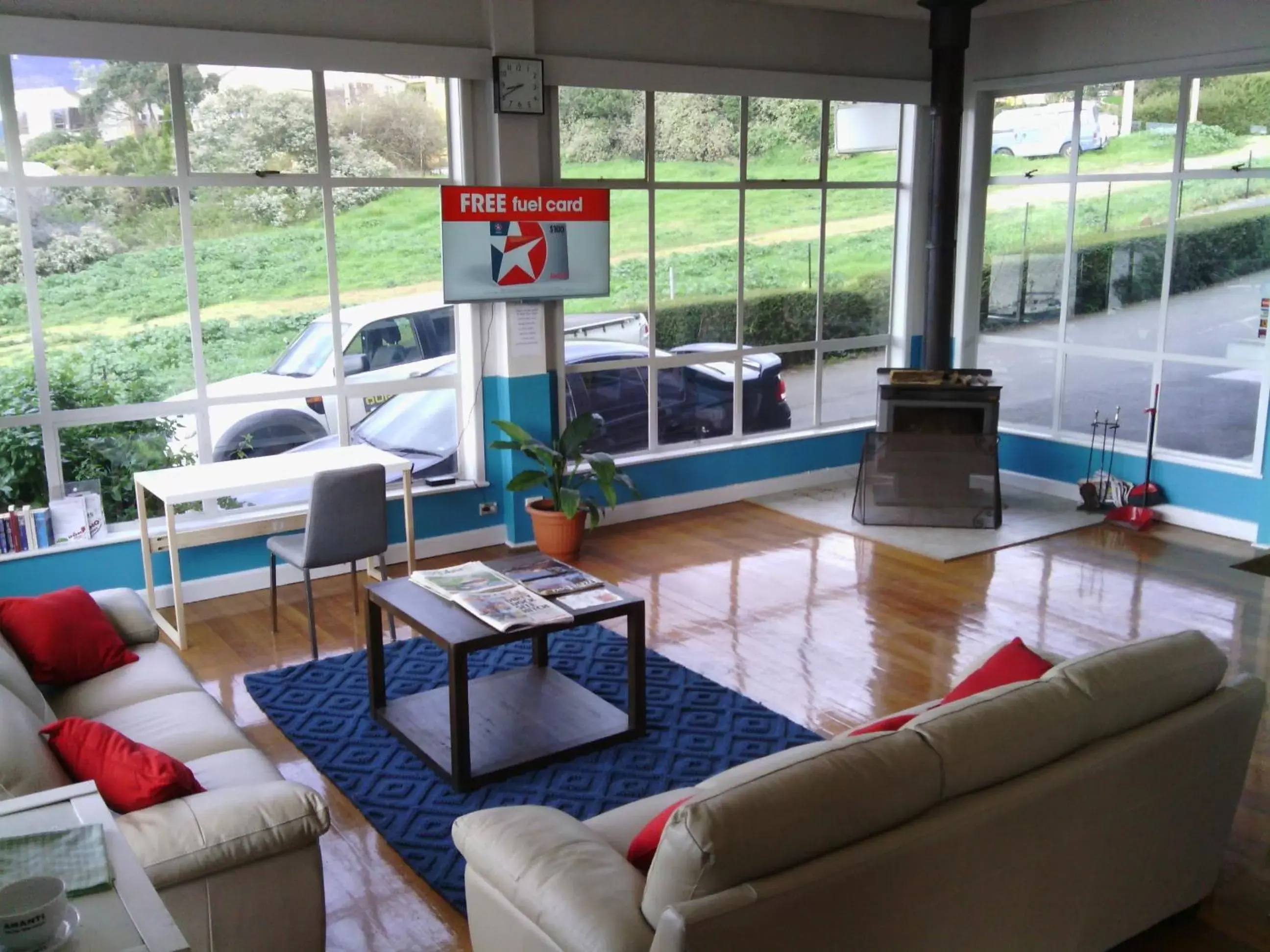 Communal lounge/ TV room, Seating Area in Waterfront Lodge Motel