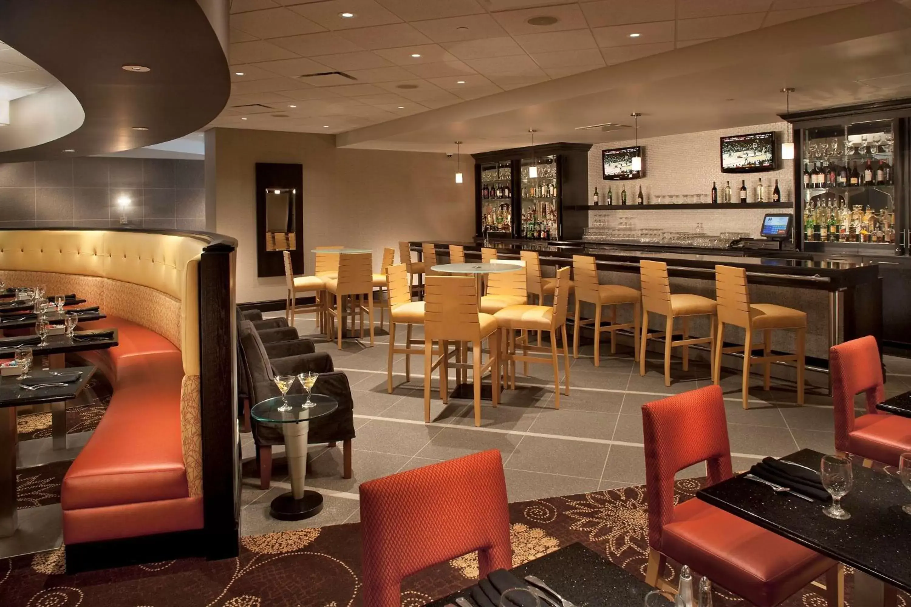 Lounge or bar, Restaurant/Places to Eat in DoubleTree by Hilton Pittsburgh Monroeville Convention Center