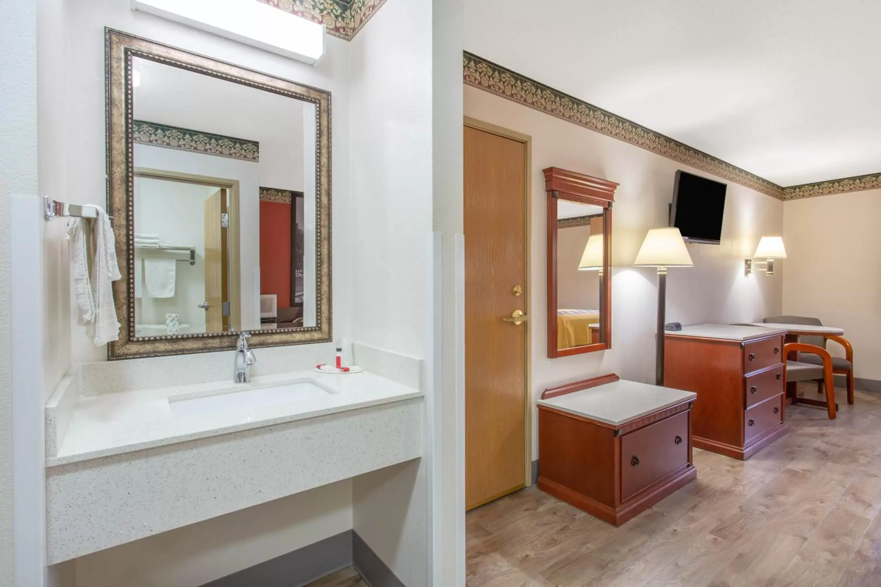 Premier King Suite with Two King Beds - Non-Smoking in Super 8 by Wyndham Bedford Premier King Suite with Two King Beds - Non-Smoking in Super 8 by Wyndham Bedford