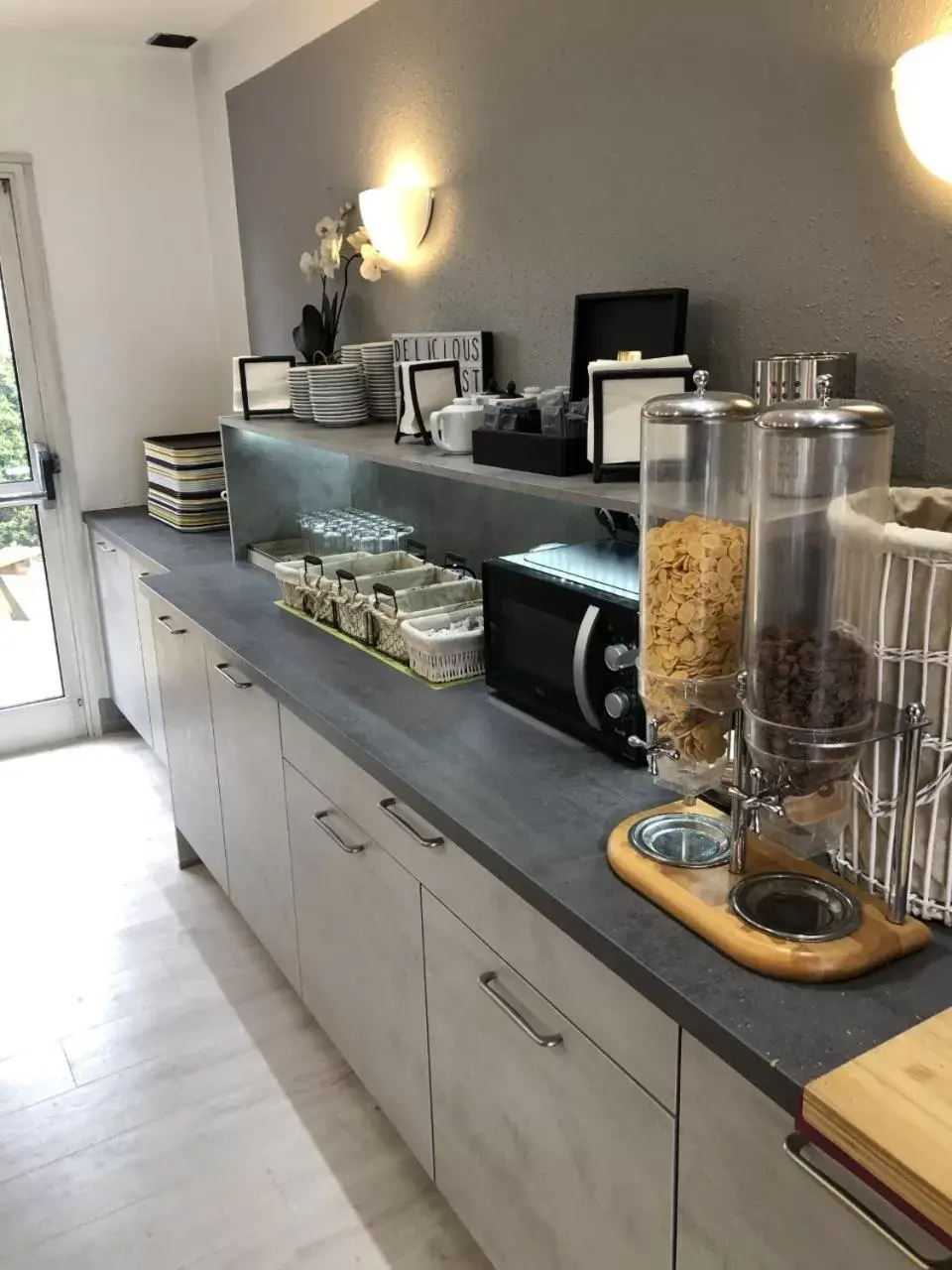 Coffee/tea facilities in Hôtel Restaurant le Privilège - authentic by balladins