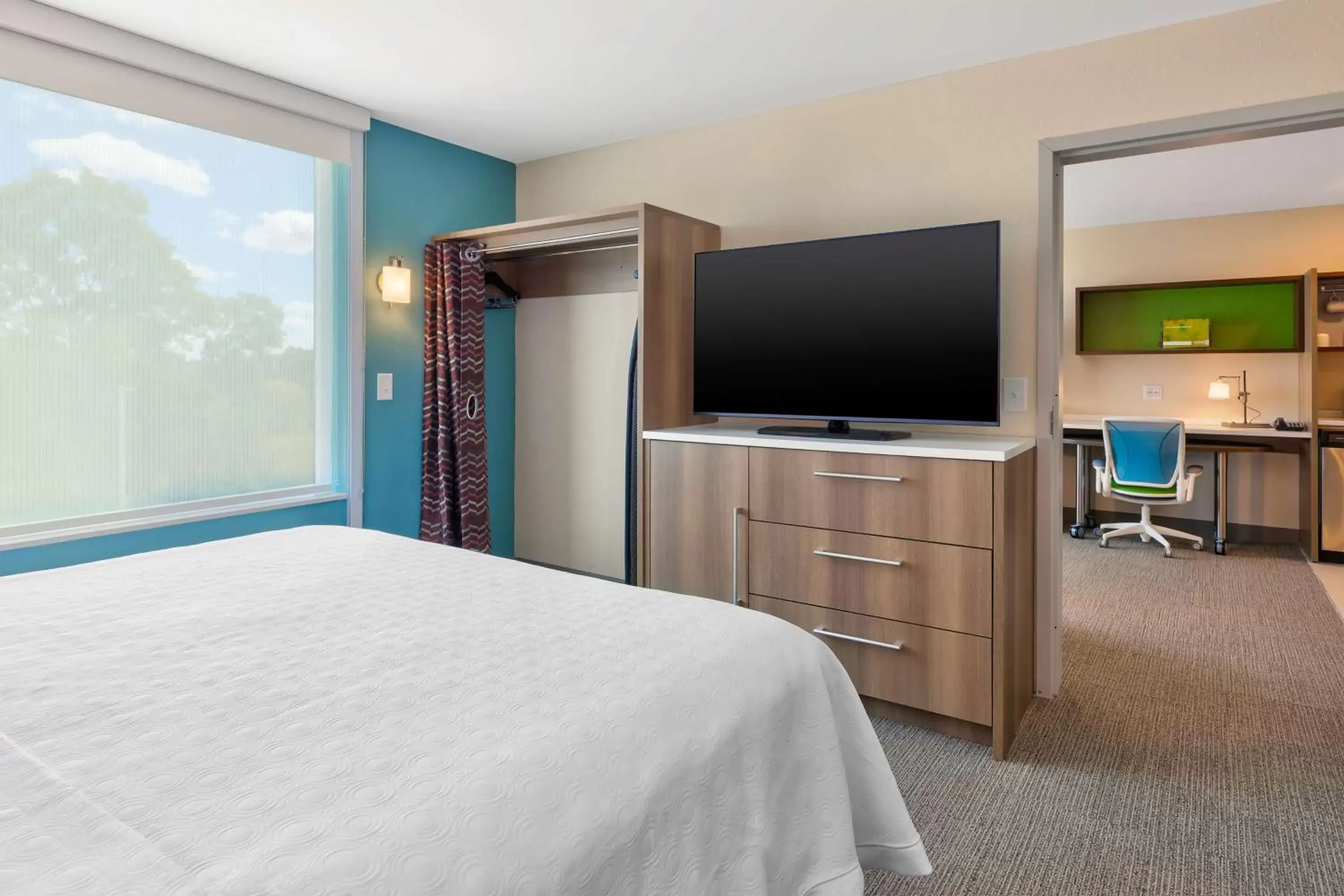 Bedroom, TV/Entertainment Center in Home2 Suites By Hilton Grand Blanc Flint, Mi