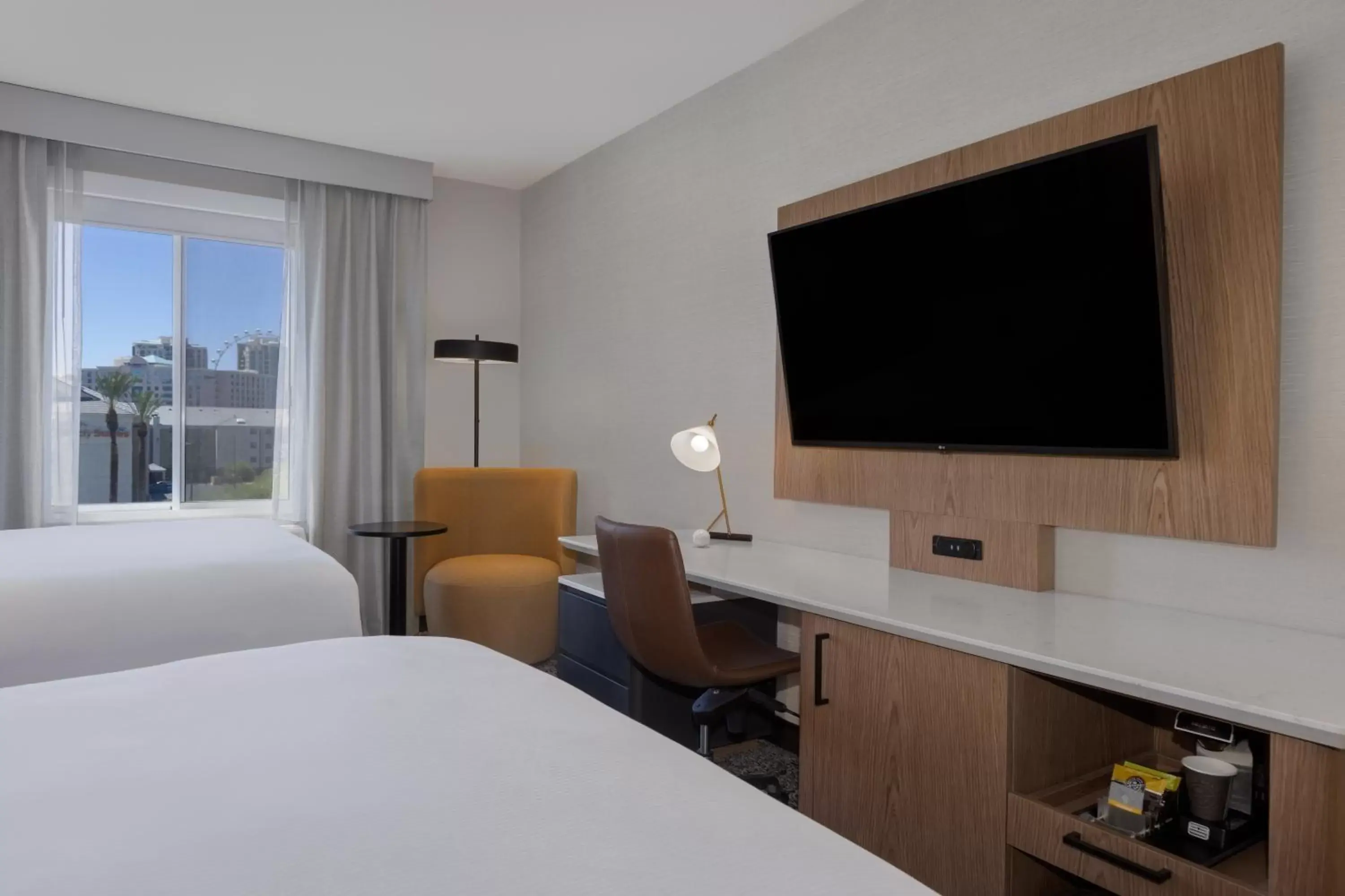 Bed, TV/Entertainment Center in DoubleTree by Hilton Las Vegas East Flamingo