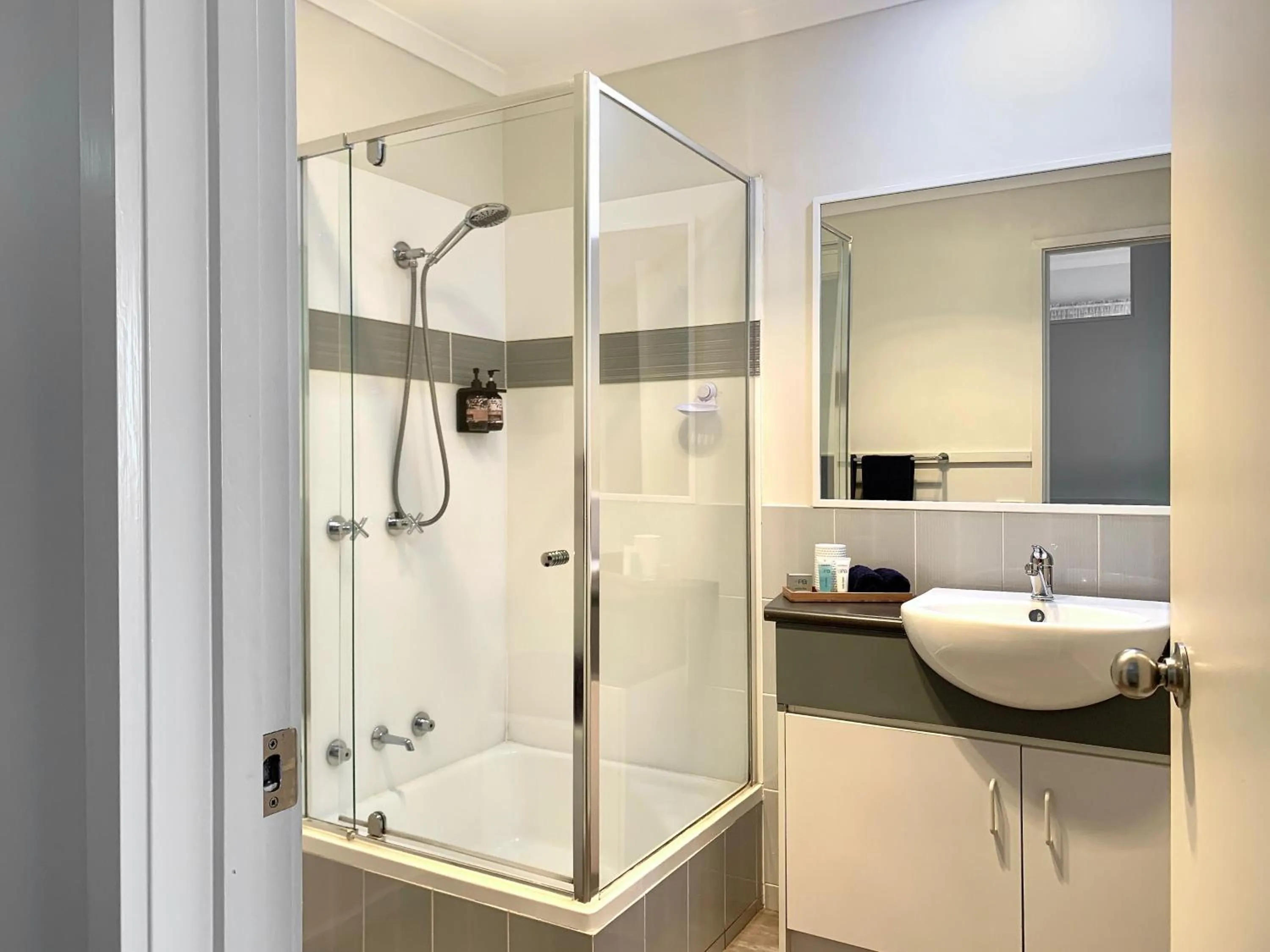 Shower in Apollo Bay Waterfront Motor Inn